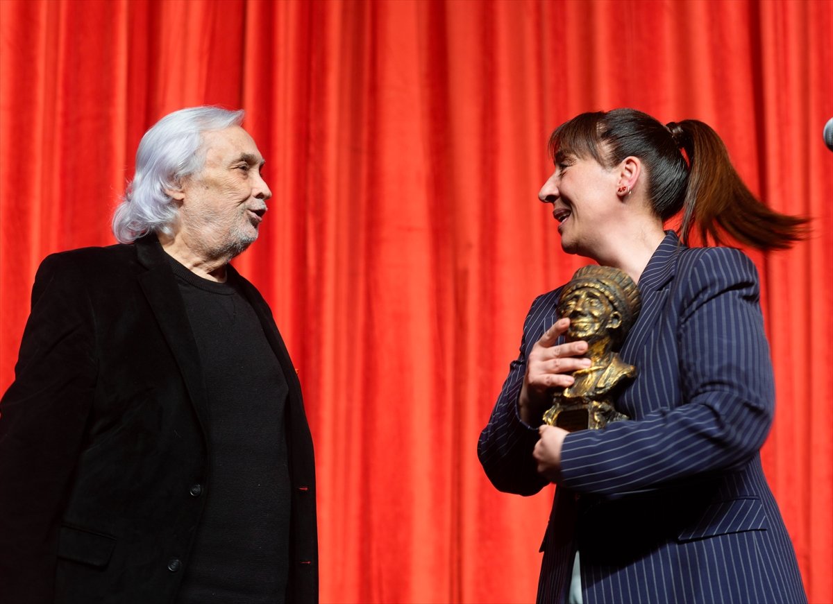 '44. İsmail Dümbüllü Ödülü' Binnur Kaya'ya verildi