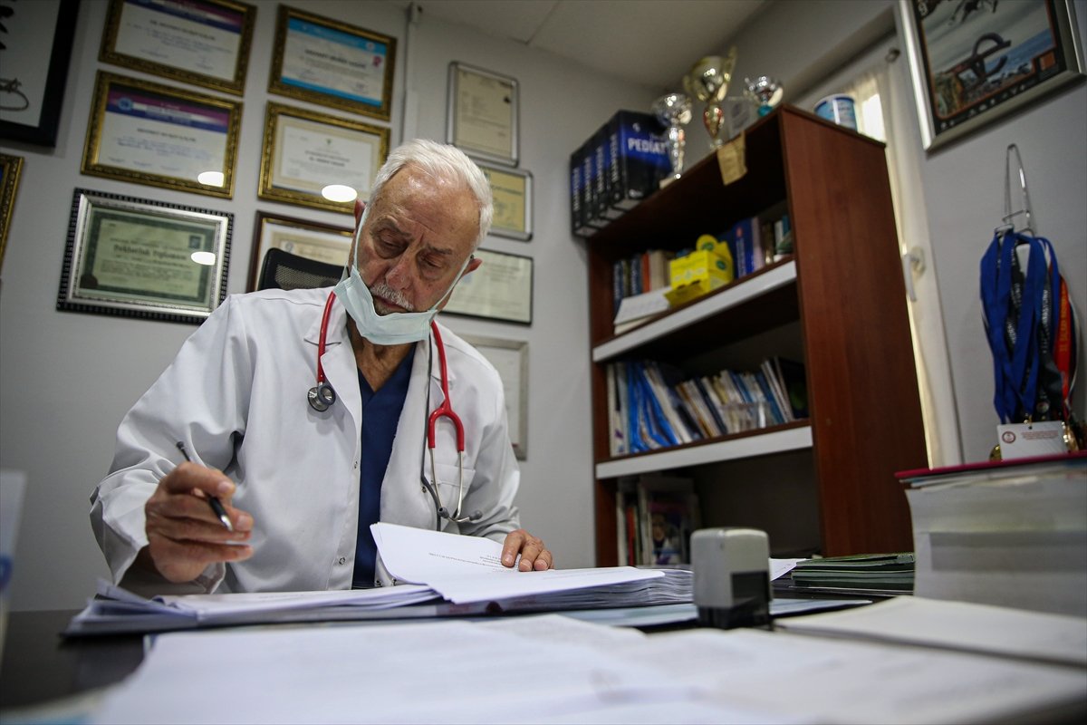 80 yaşındaki çocuk doktoru pistte madalya peşinde