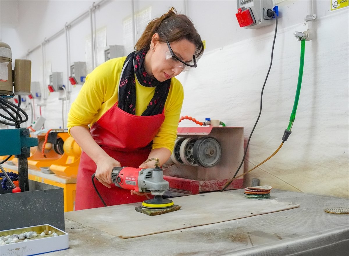 81 ilin tarihi yapılarını yarı değerli taşlara resmettiler