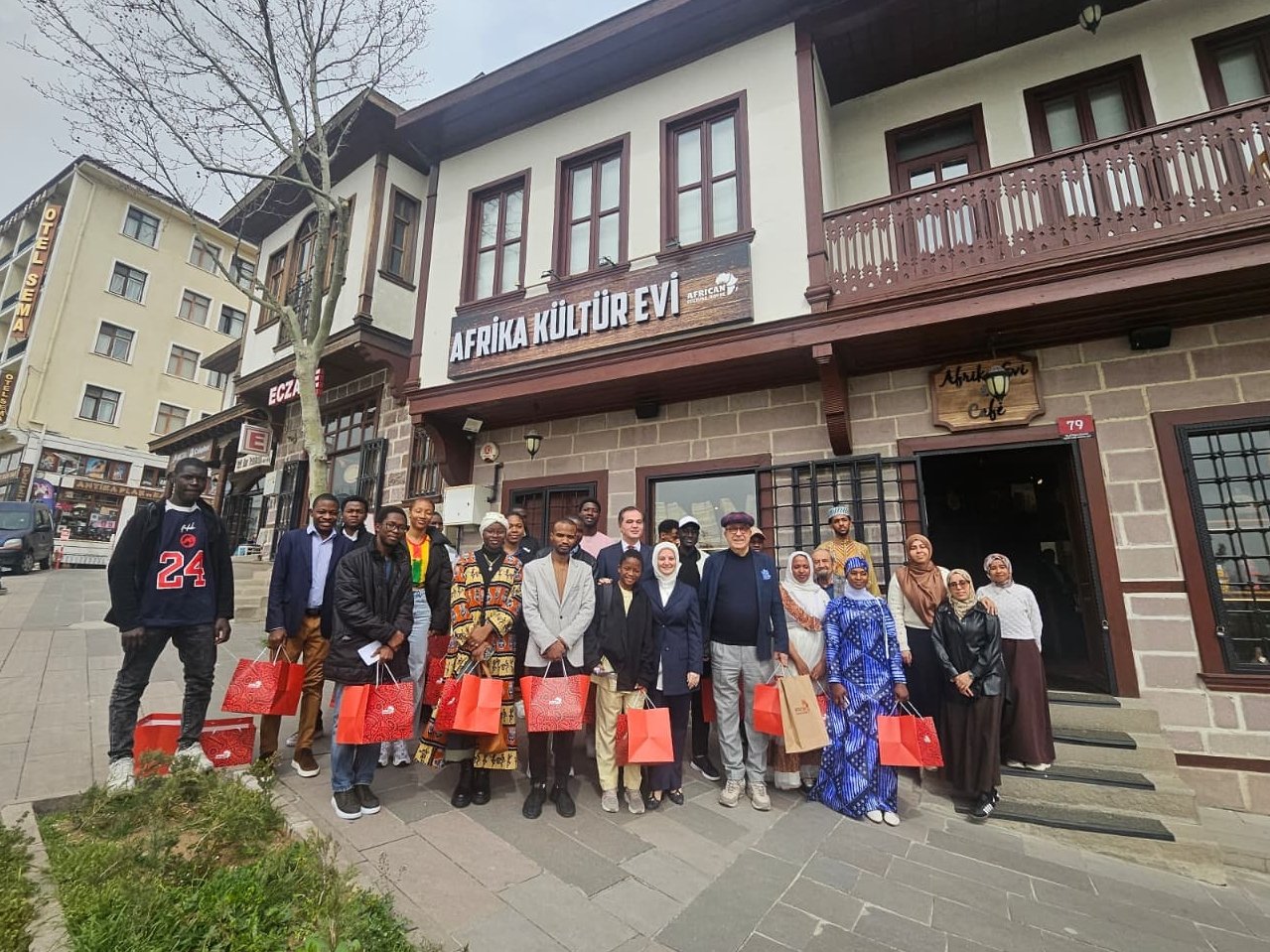 Afrikalı öğrenciler, Ankara'da Afrika Kültür Evi'ni gezdi