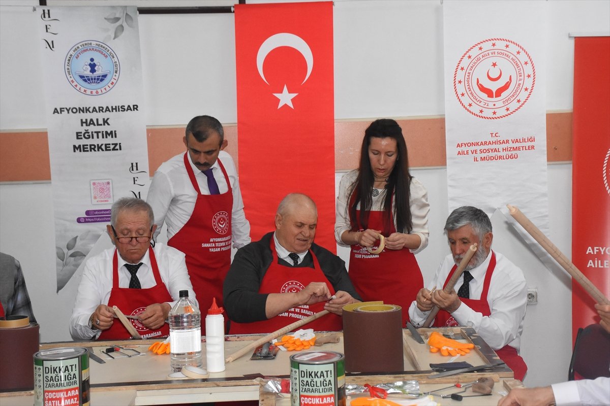 Afyonkarahisar'da 16 Kıbrıs gazisi, katıldıkları kursta baston yapım sanatını öğreniyor