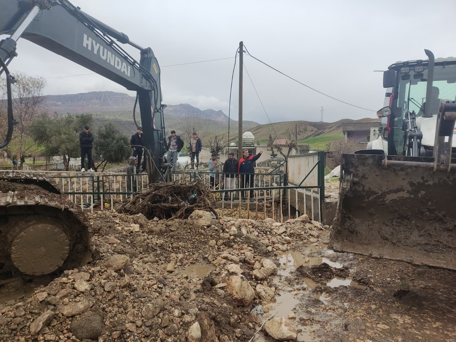 AK Parti Şırnak Milletvekili Tatar, selde zarar gören bölgelerde incelemelerde bulundu