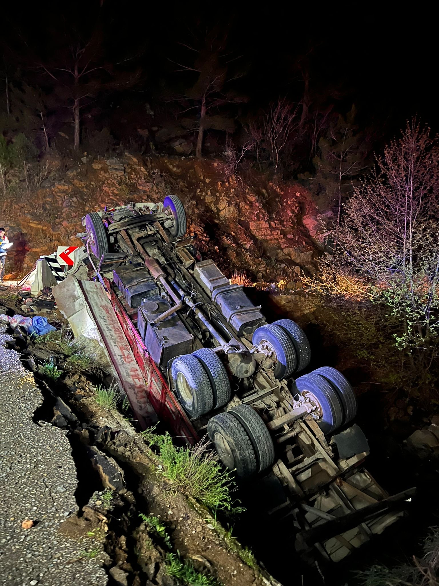 Alanya'da şarampole devrilen kamyondaki 1 kişi öldü, 1 kişi yaralandı