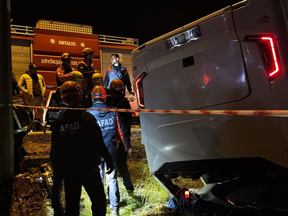 Antalya'da infaz koruma memurlarını taşıyan otobüs devrildi