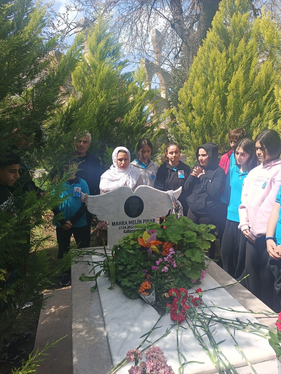 Antalya'da köpeklerden kaçarken kamyonun çarptığı Mahra, ölümünün 3. yılında anıldı