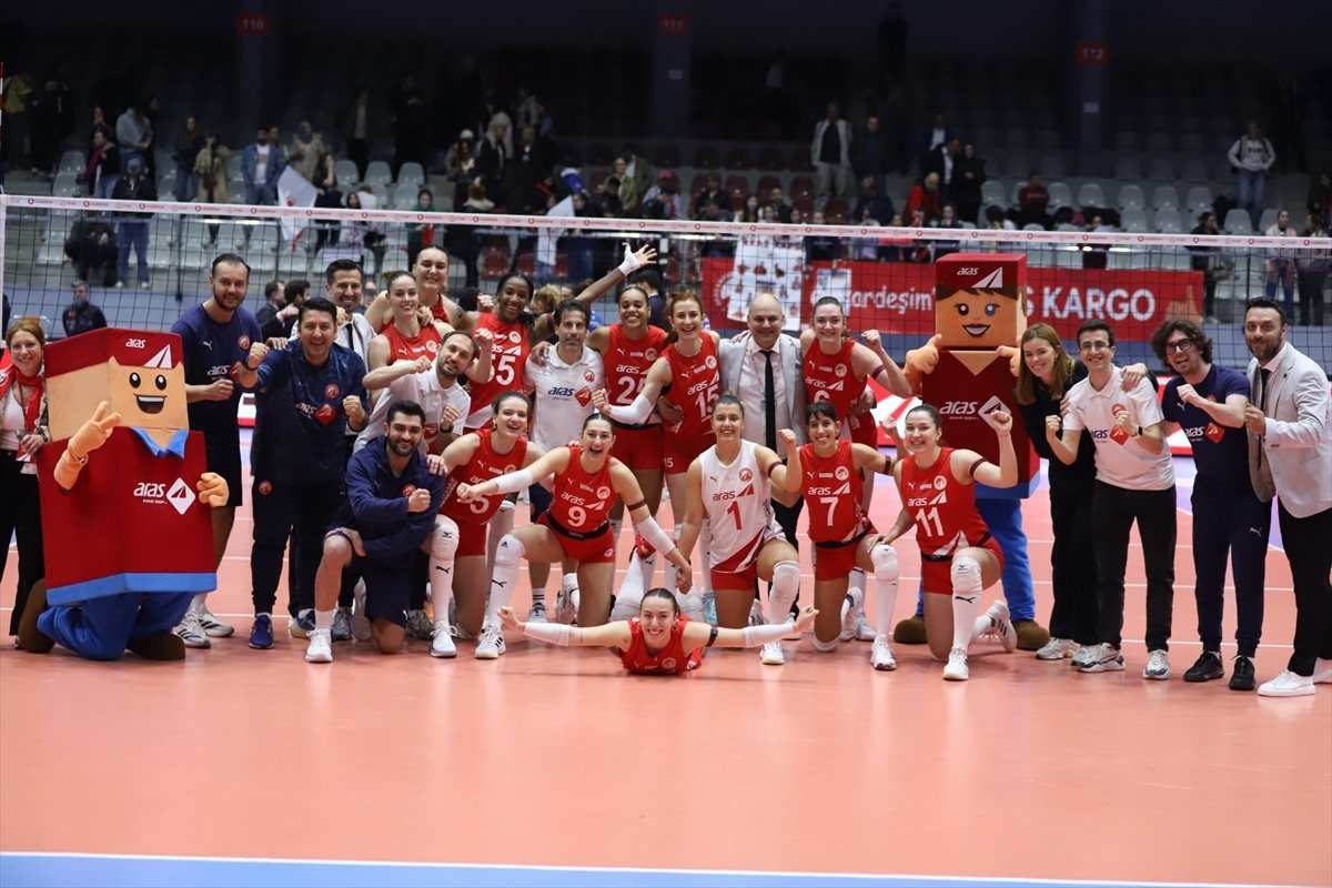 Aras Kargo Spor Kulübü Kadın Voleybol Takımı play-off'a zaferle başladı