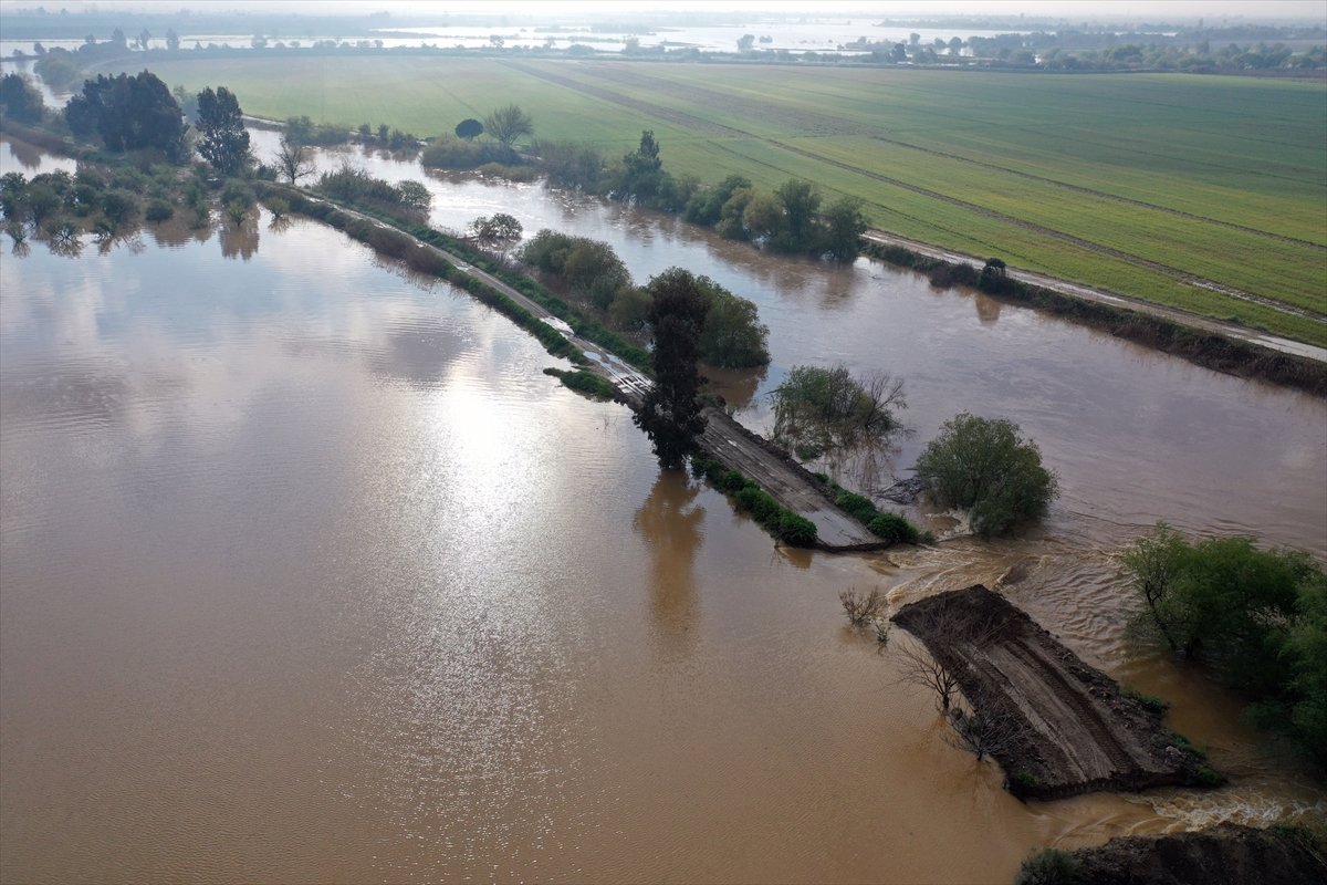 Aydın'da nehir taşması sonucu tarım arazileri su altında kaldı, ulaşım aksadı
