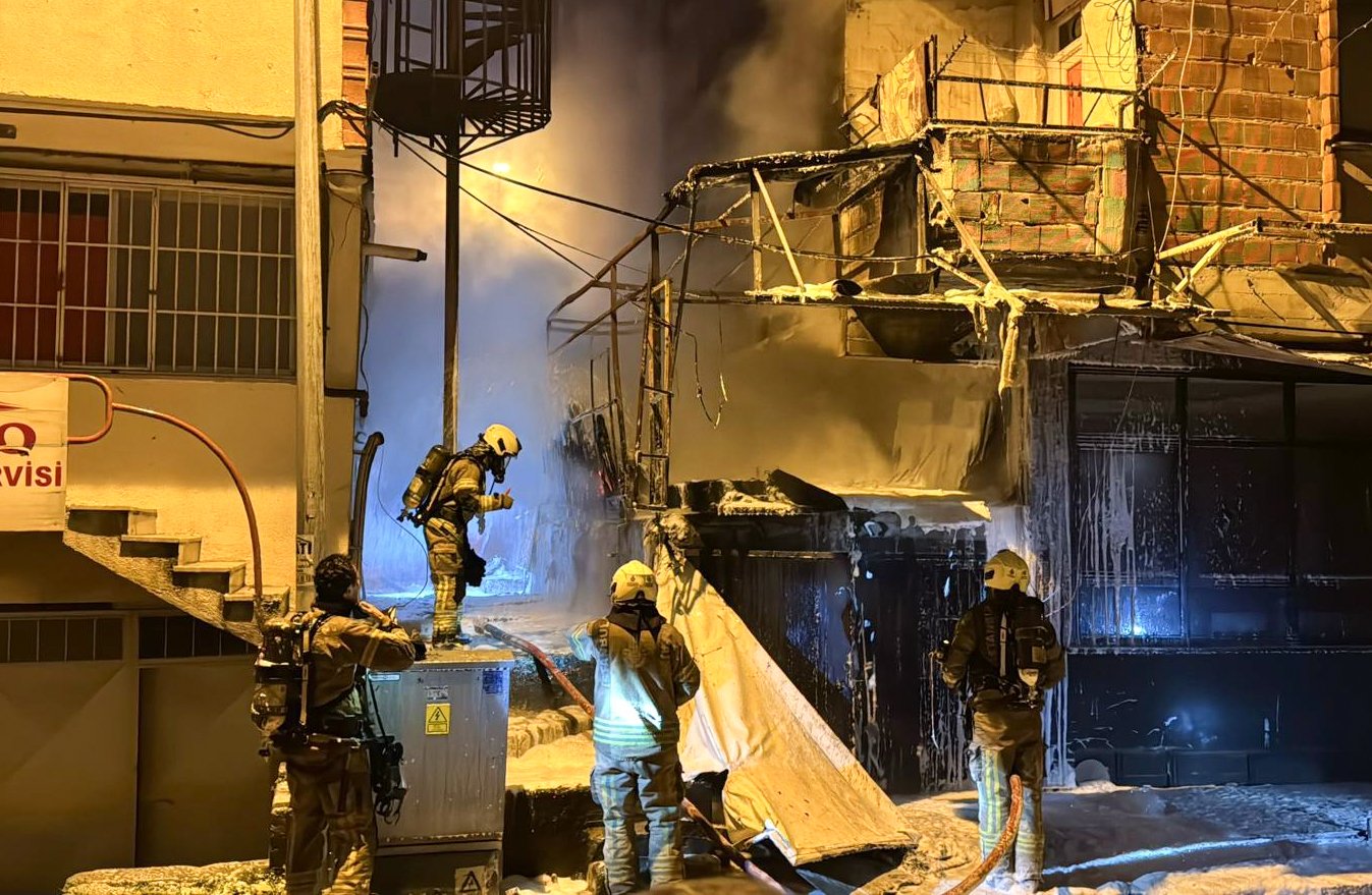 Bahçelievler'de depoda çıkan yangın itfaiye ekiplerince söndürüldü
