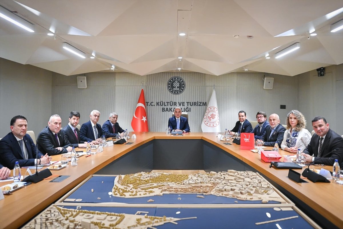 Bakan Ersoy'dan TGA'nın turizm toplantılarına ilişkin açıklama: