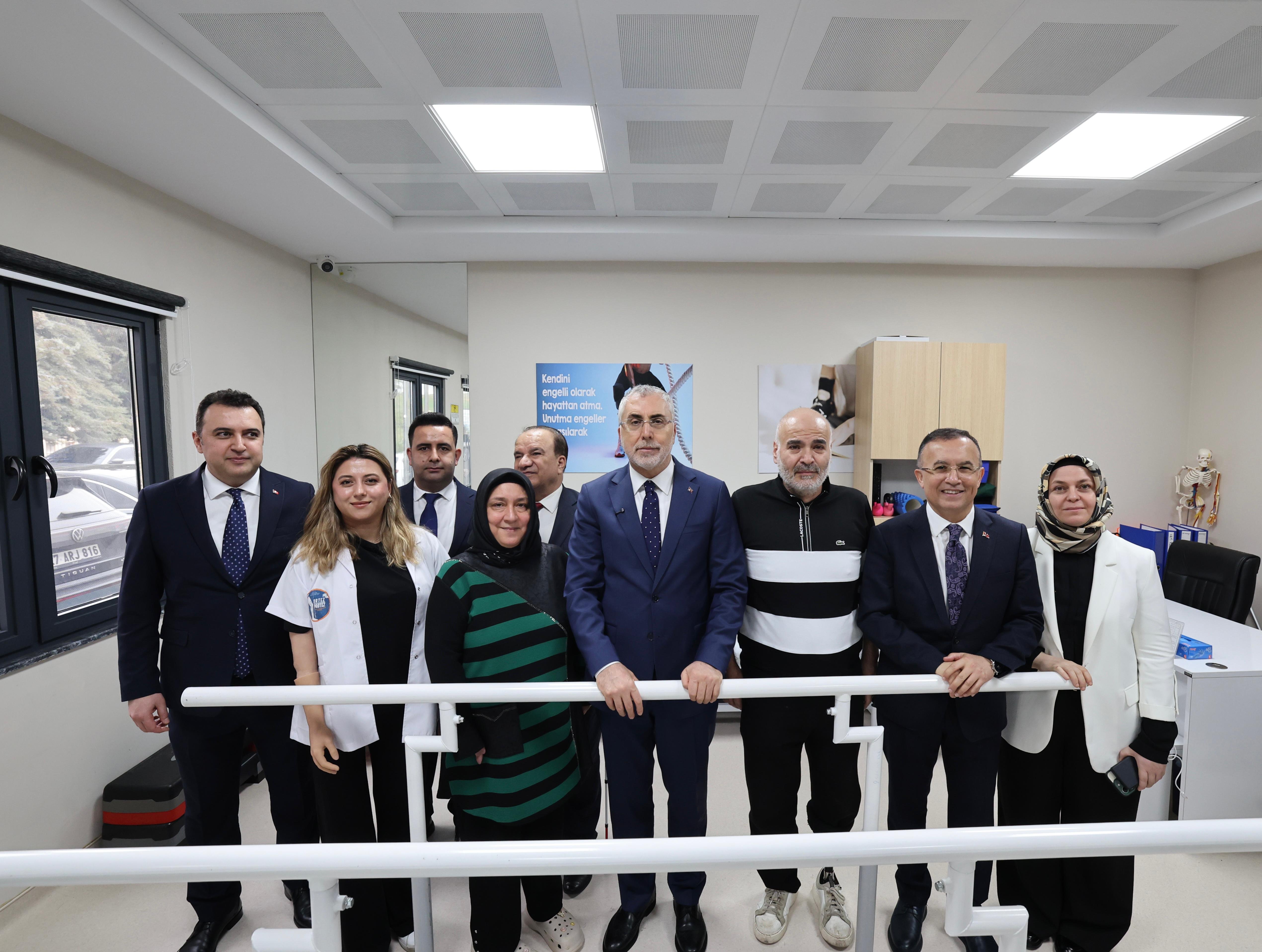 Bakan Işıkhan, Gaziantep'te Protez-Ortez Merkezi'nde engellilerle bir araya geldi