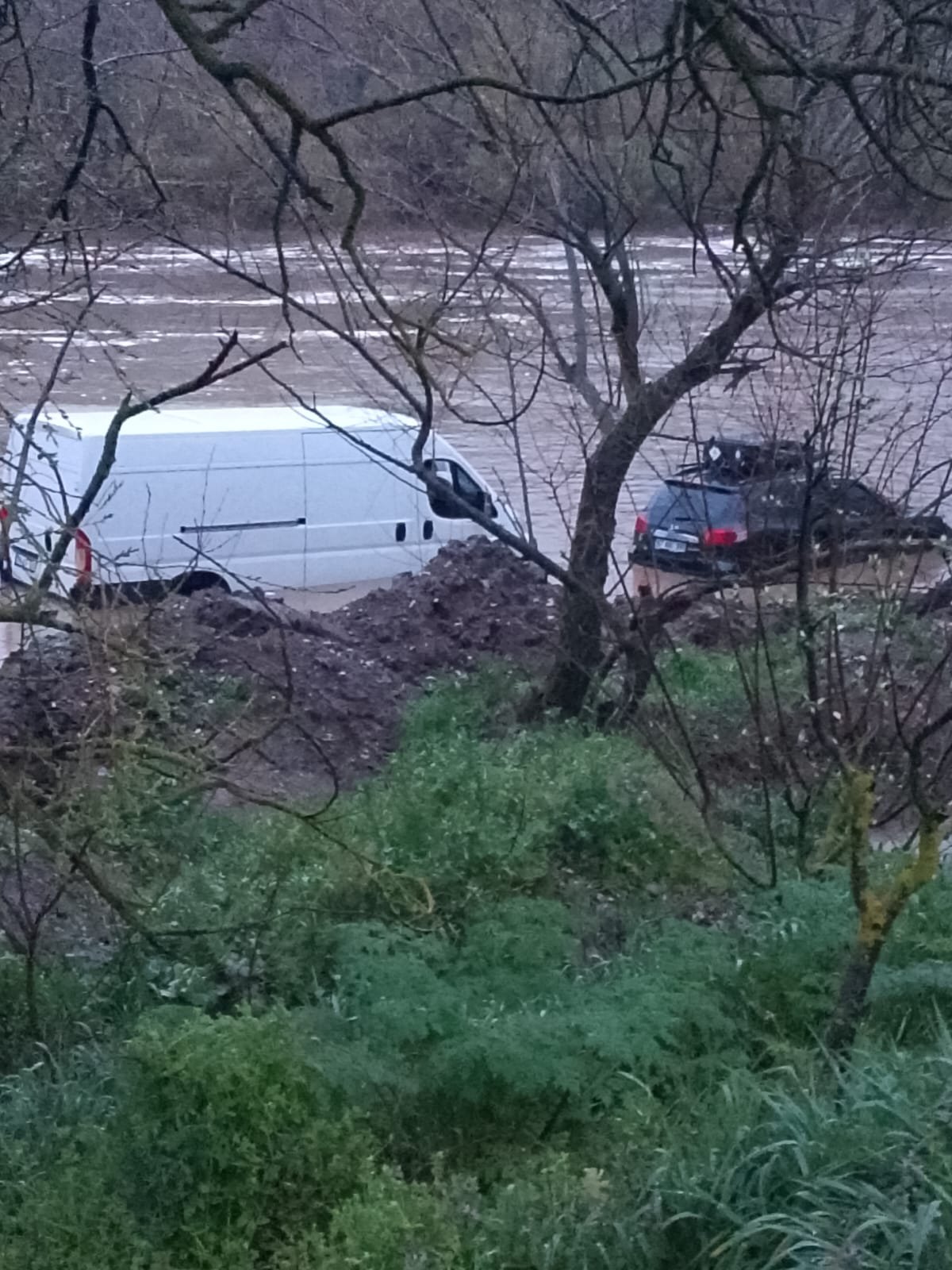 Balıkesir'de Simav Çayı'nda mahsur kalan 2 kişi kurtarıldı