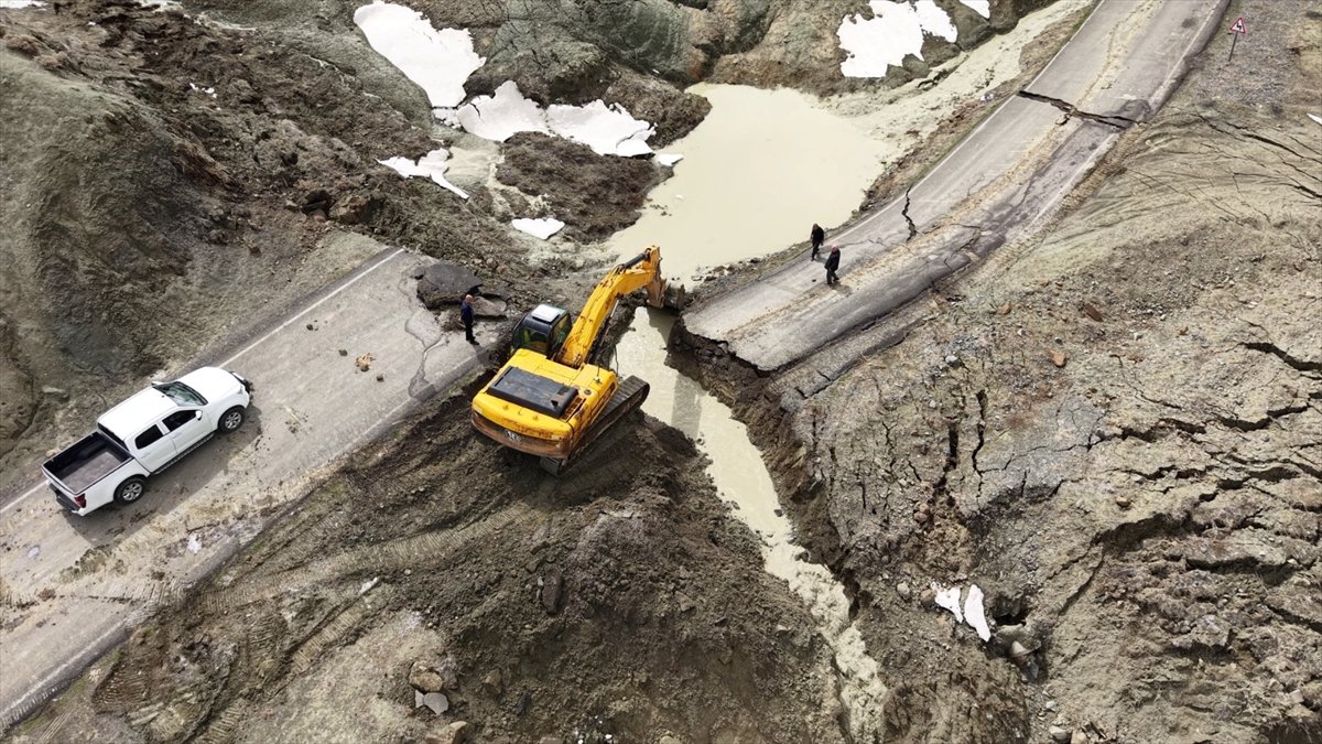 Bingöl'de heyelan nedeniyle köy yolunda çökme meydana geldi