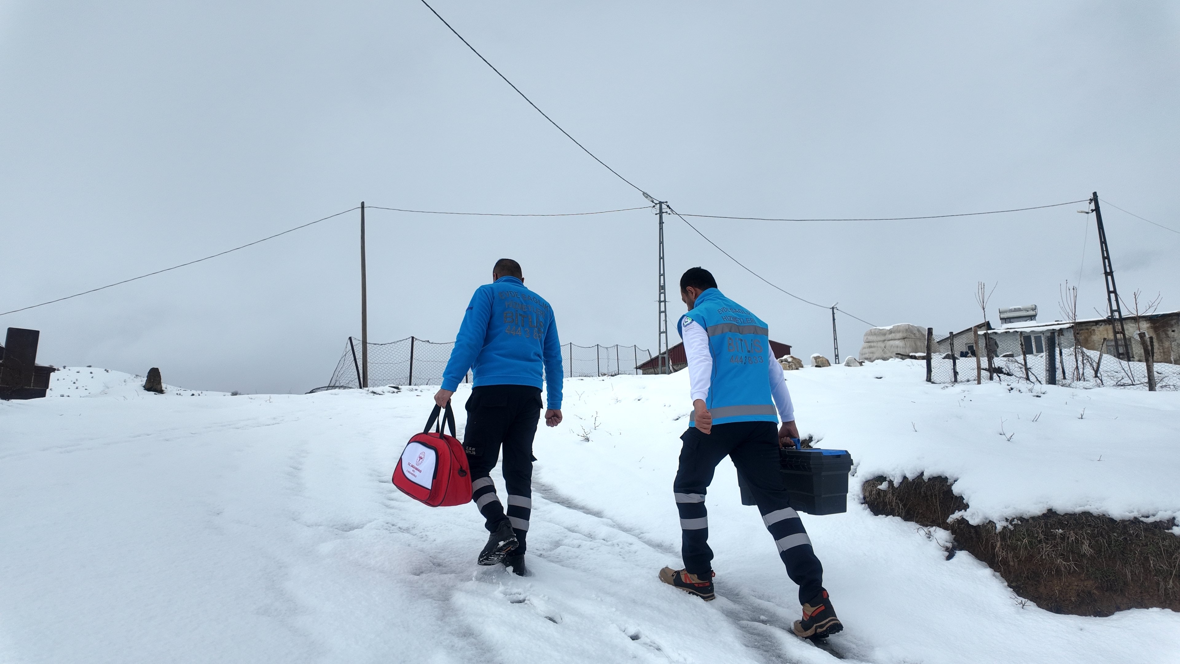 Bitlis'te sağlık ekipleri evinde ziyaret ettikleri kadının diş tedavisini yaptı