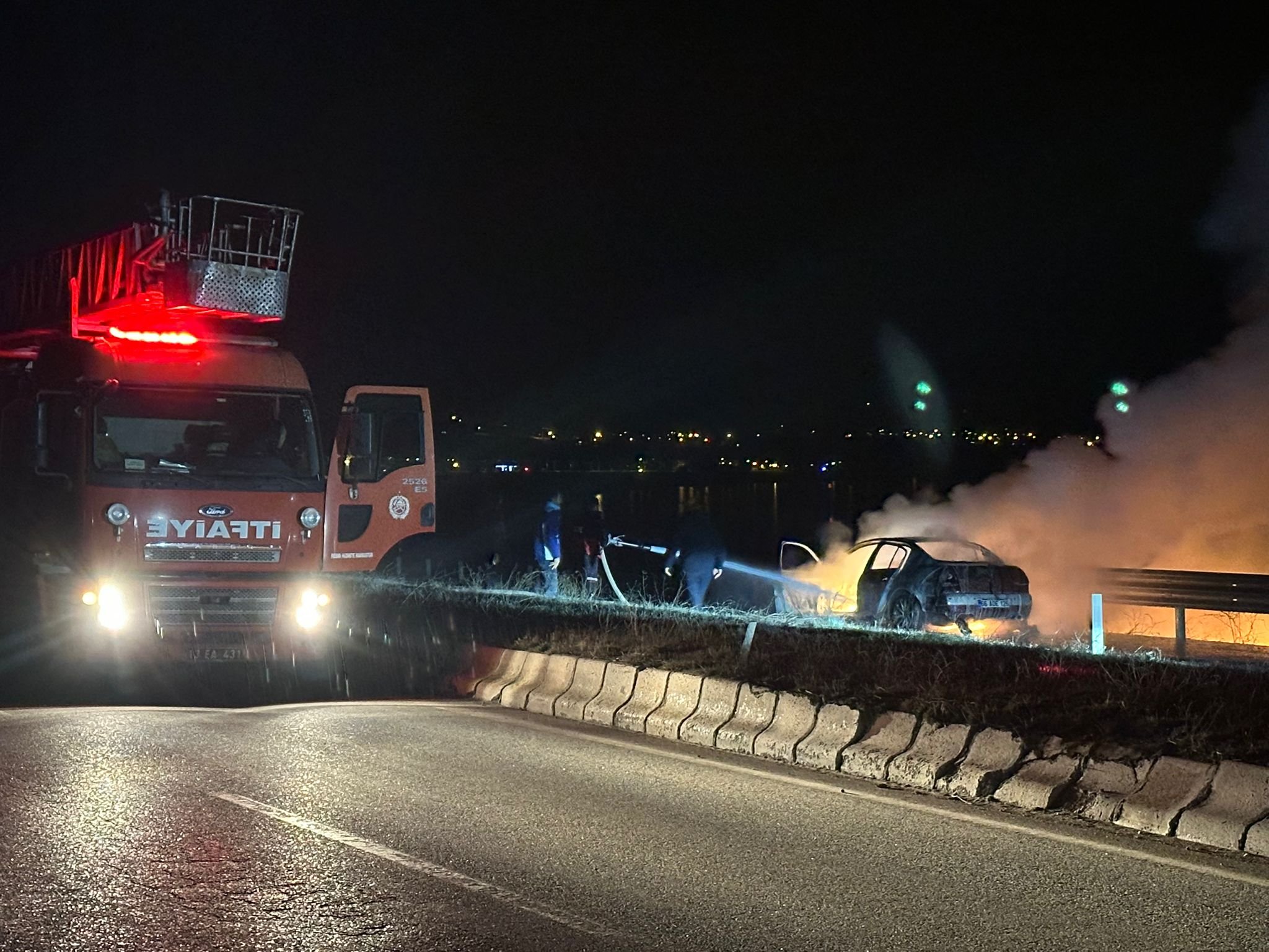 Bitlis'te seyir halindeki otomobil yandı