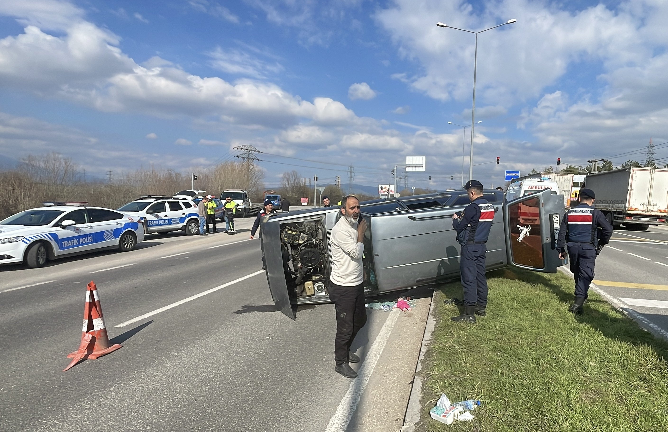 Bolu'da kamyonla çarpışan otomobildeki 6'sı çocuk 9 kişi yaralandı