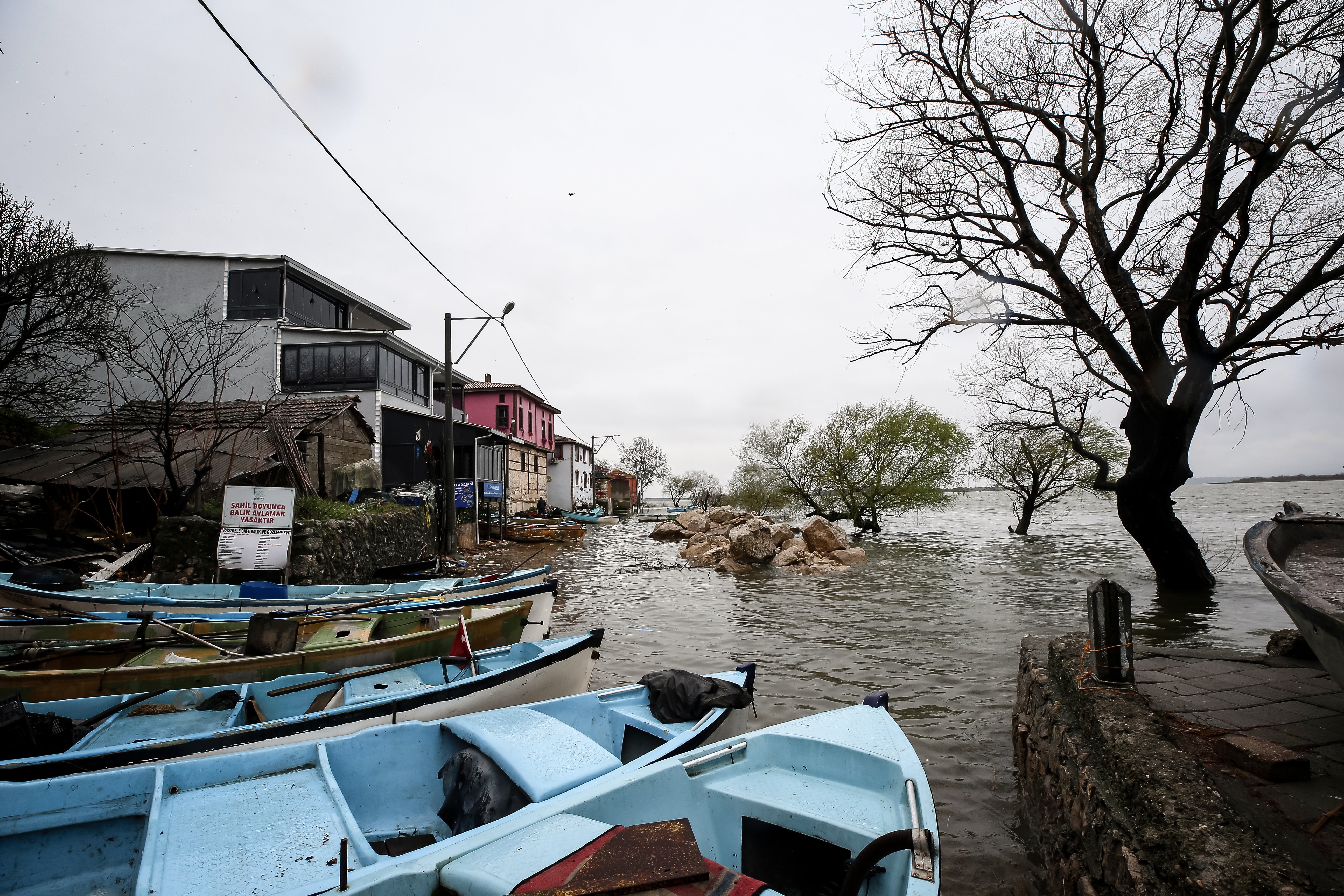 Bursa'da 2 gündür etkili olan sağanak sonucu Uluabat Gölü'nün su seviyesi yükseldi