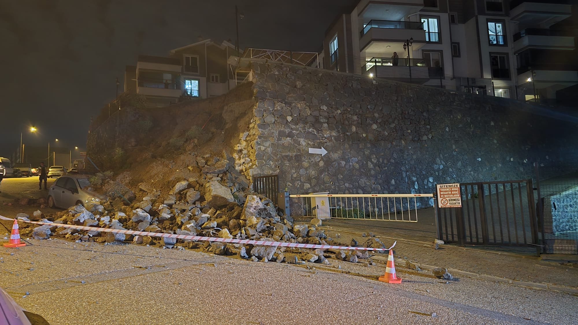 Bursa'da çöken istinat duvarının altında kalan otomobilde hasar oluştu