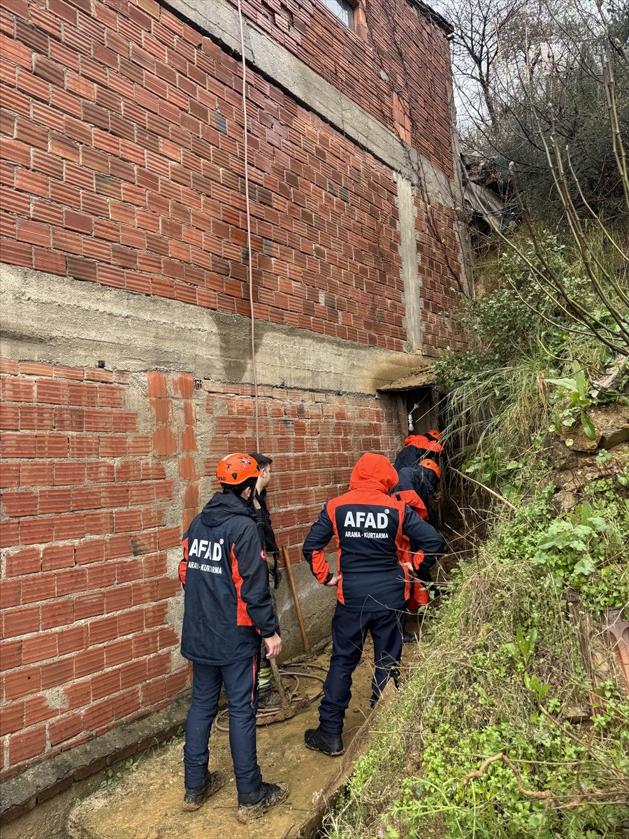 Bursa'da toprak kayması nedeniyle evinde mahsur kalan kadın kurtarıldı
