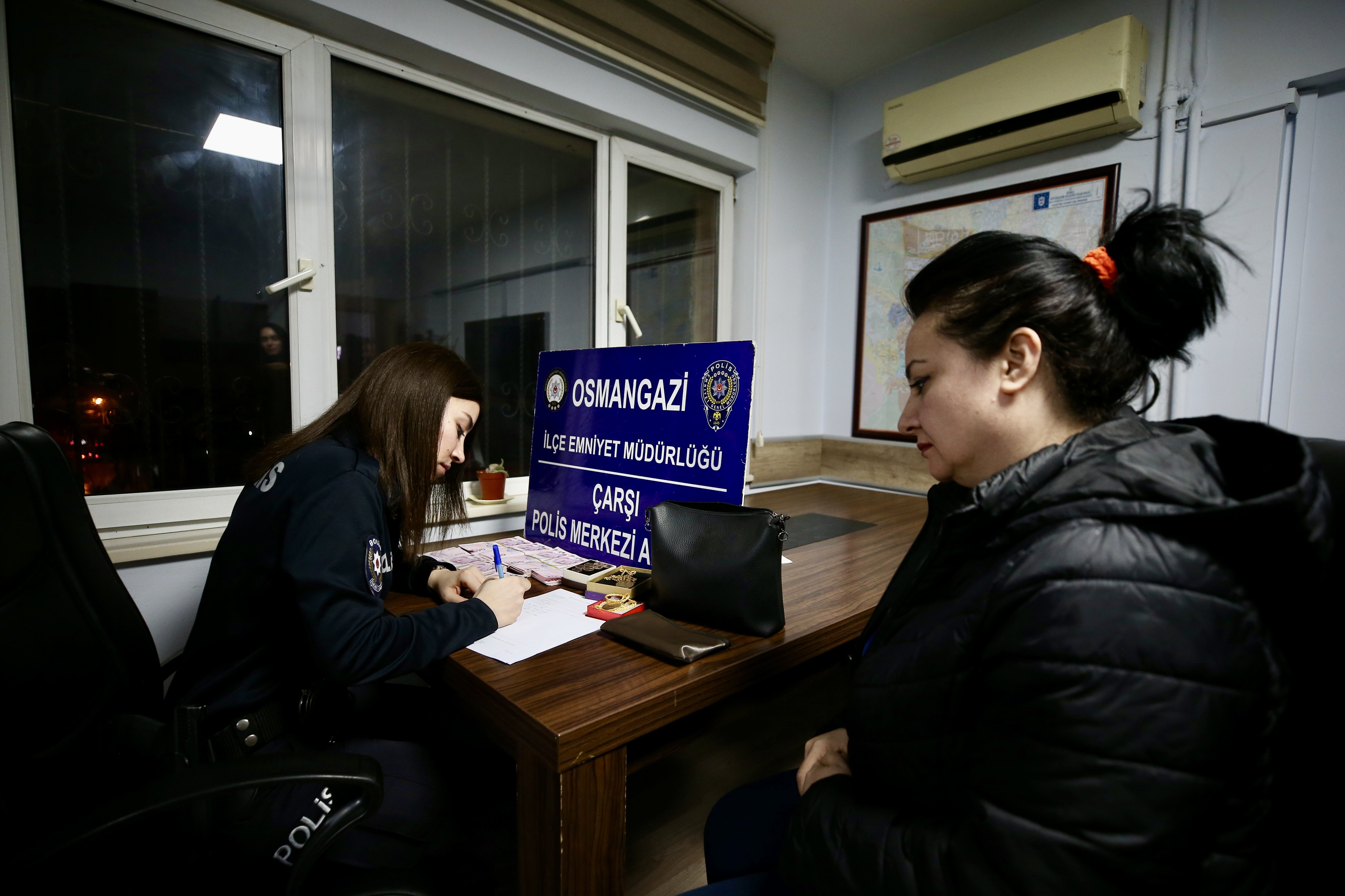 Bursa'da unutulan altın ve para dolu çanta sahibine teslim edildi