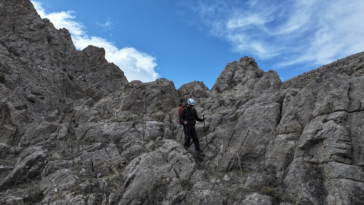 Çocukluk tutkusu dağların zirvelerine yaklaşık 150 tırmanış yaptı