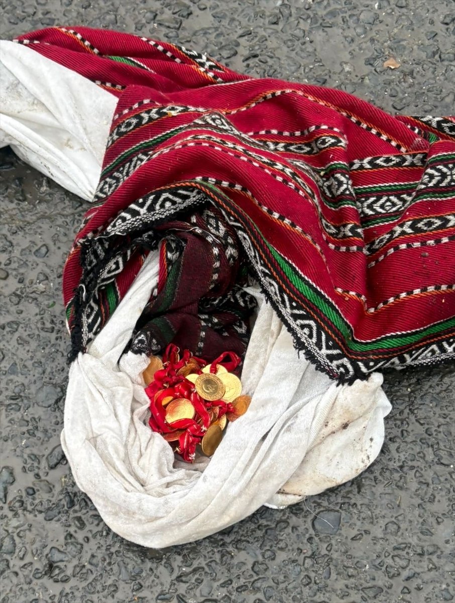 Çöpe atılan yaklaşık 1 milyon 200 bin lira değerindeki altınlar sahibine teslim edildi