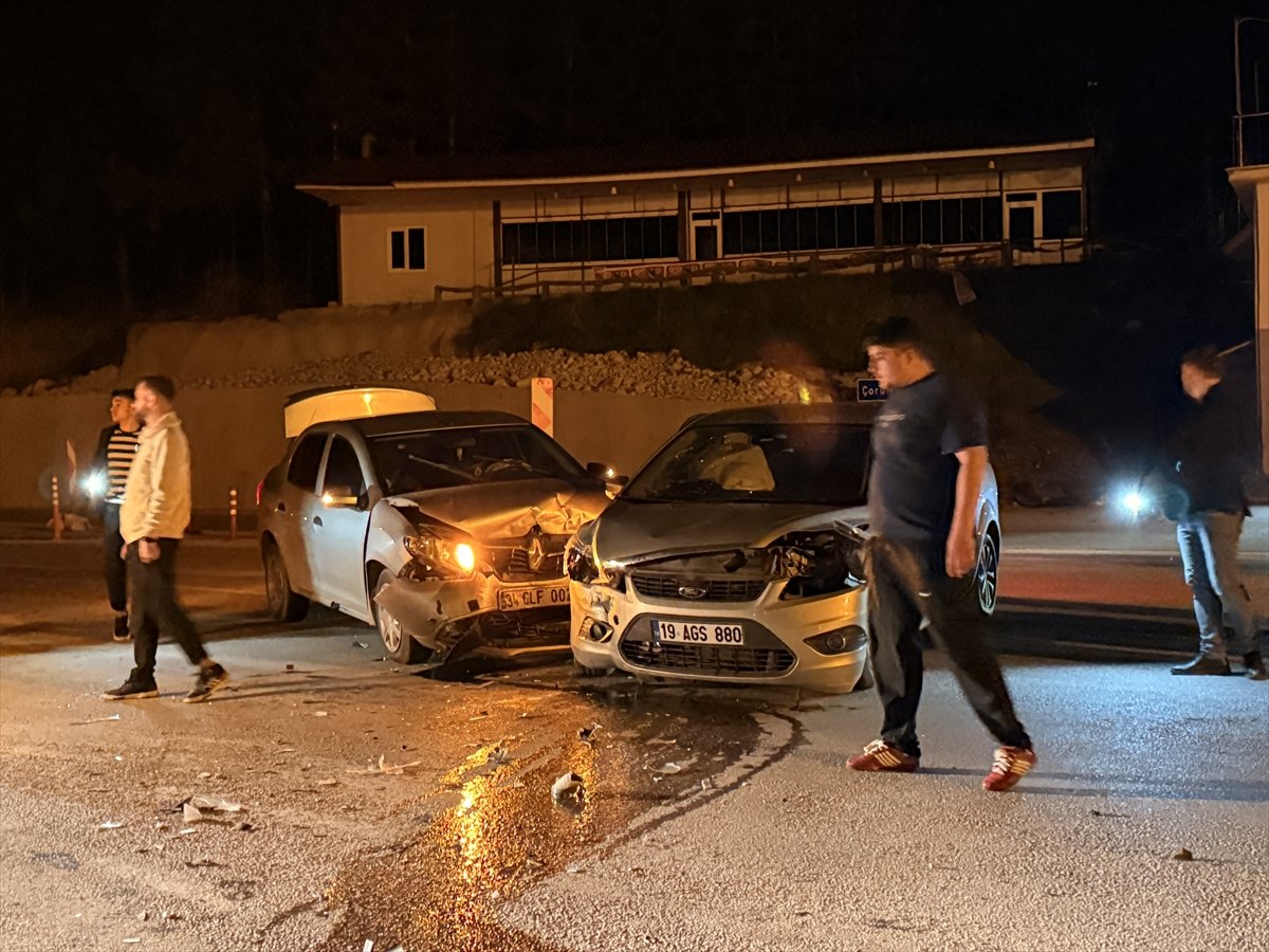 Çorum'da çarpışan iki otomobildeki 7 kişi yaralandı