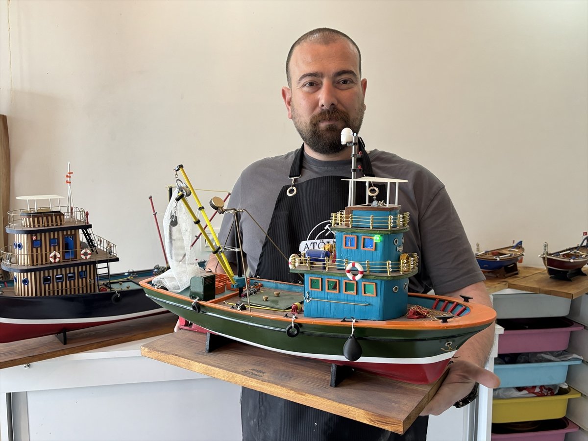 Denizcilik mirasını 'minyatür tersanesi'nde geleceğe taşıyor