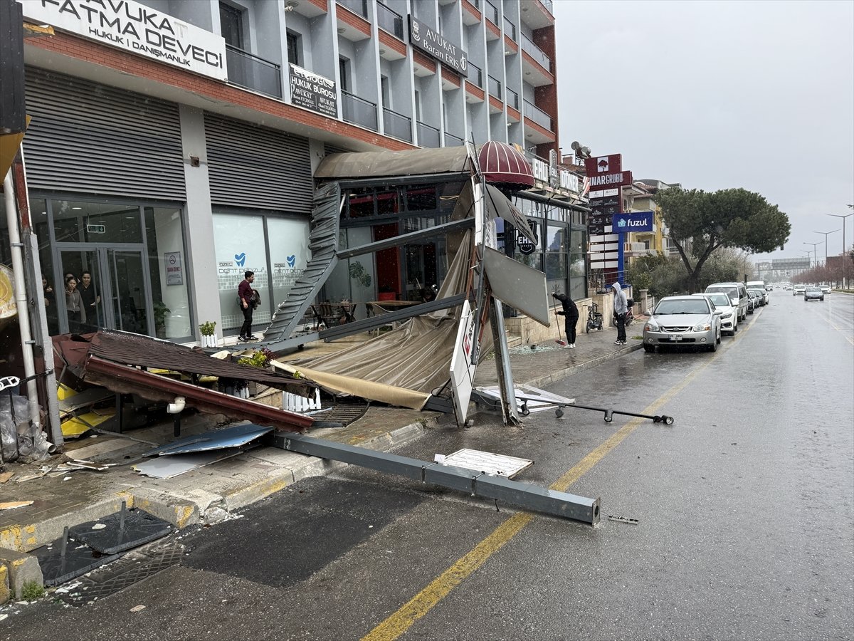 Denizli'de kuvvetli rüzgar hayatı olumsuz etkiliyor