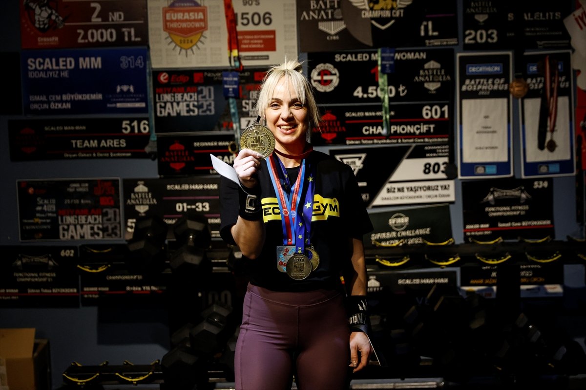 Dövüş sporlarının 'madalya avcısı' Tebaa Onar, crossfit branşında da başarıya doymuyor