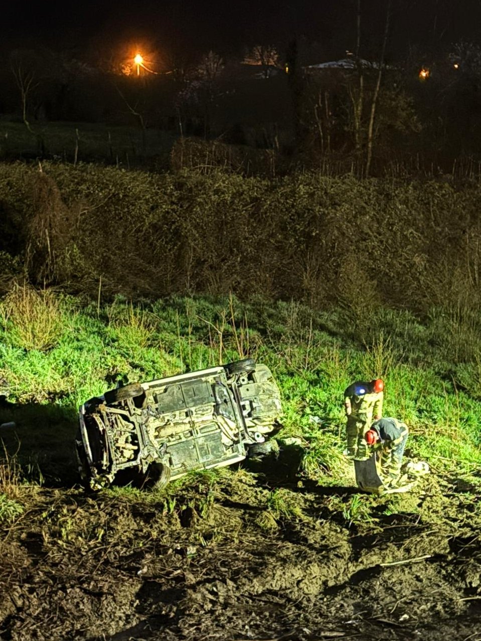 Düzce'de şarampole devrilen otomobildeki 2 kişi yaralandı