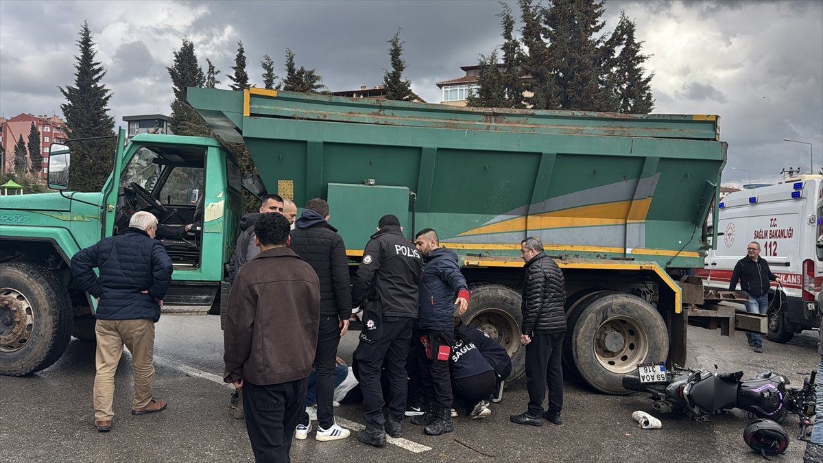 Edirne'de kamyonla motosikletin çarpıştığı kazada 2 kişi yaralandı