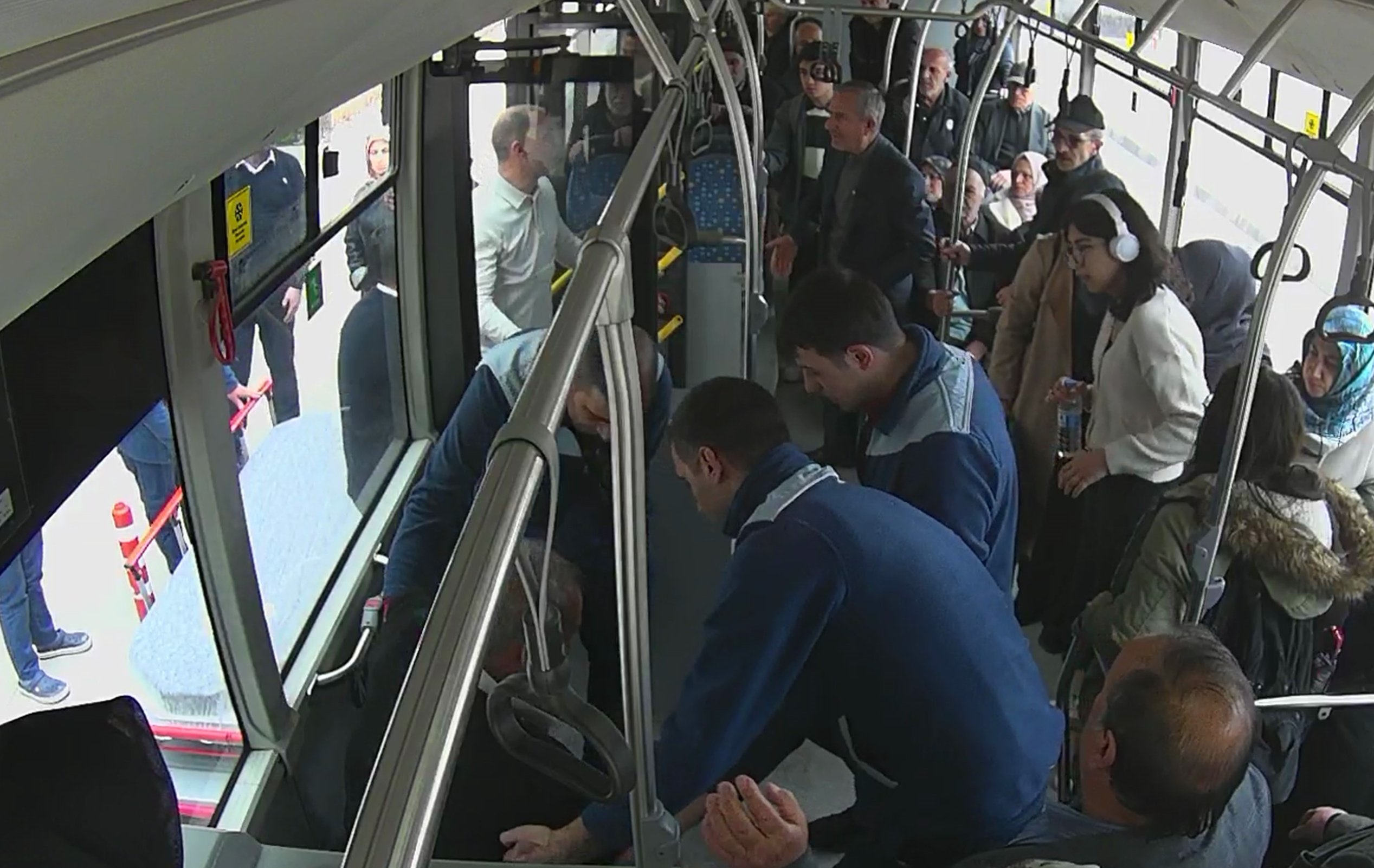 Elazığ'da rahatsızlanan yolcuyu otobüs şoförü hastaneye yetiştirdi