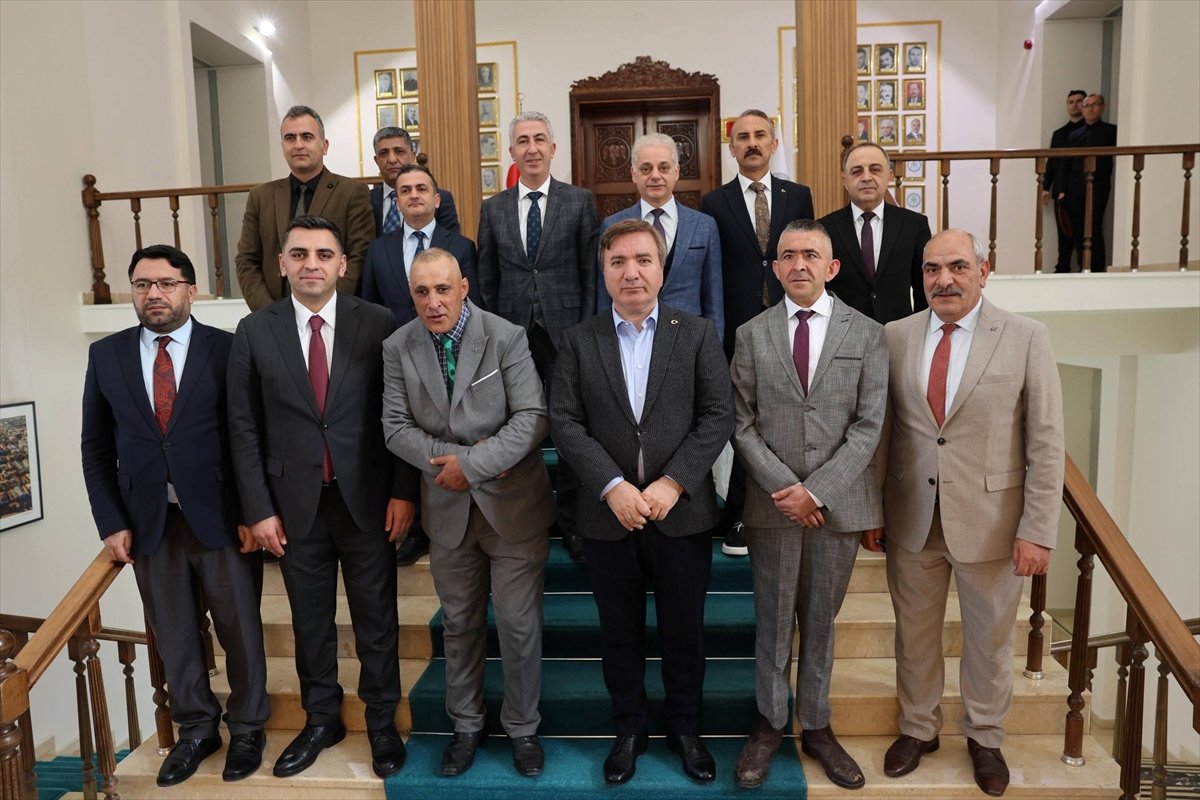 Erzincan Valisi Aydoğdu'dan özel gereksinimli 2 kişiye doğum günü sürprizi