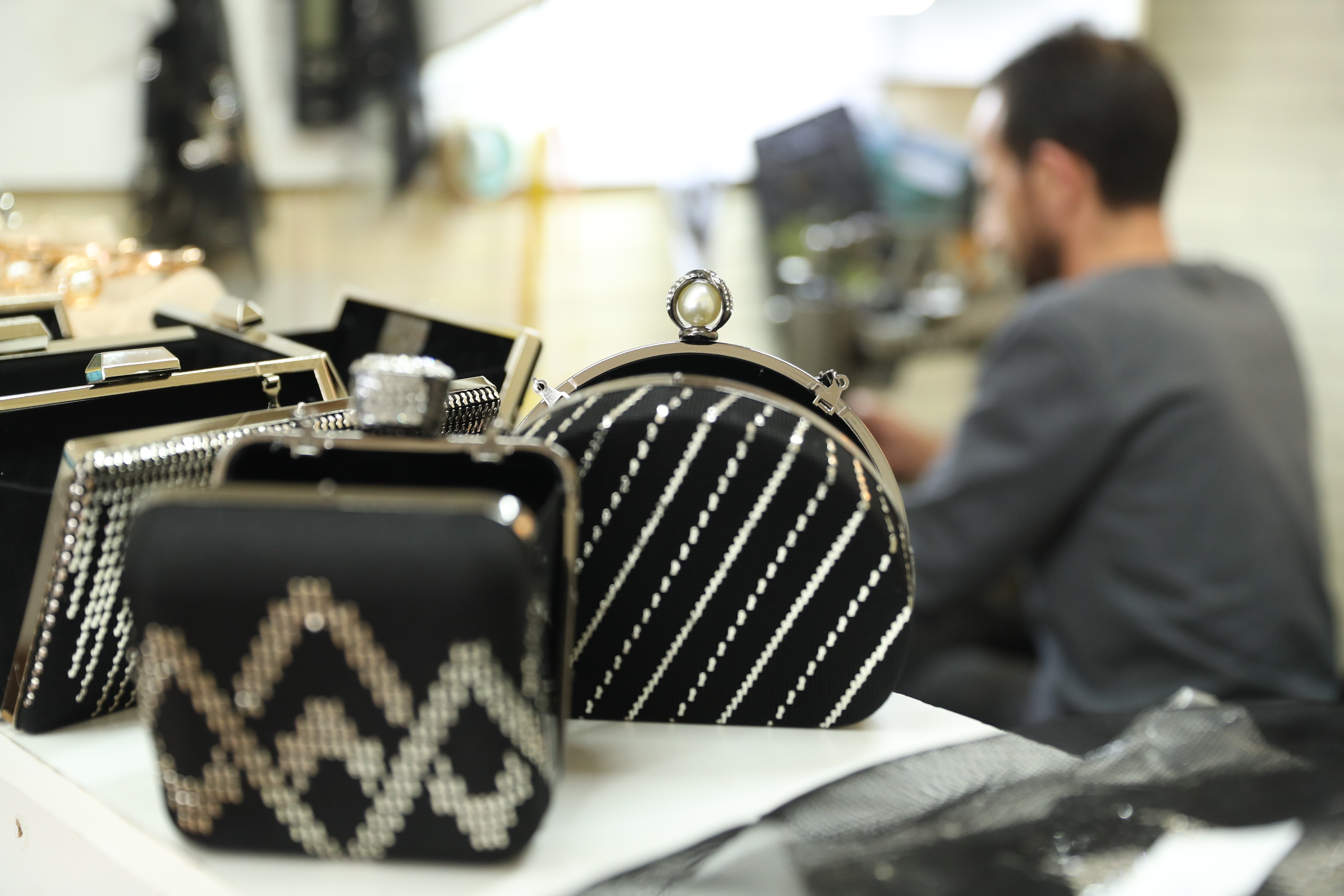 Erzincanlı usta kunduracılık mesleğine tel kırma sanatıyla yeni bir soluk getirdi