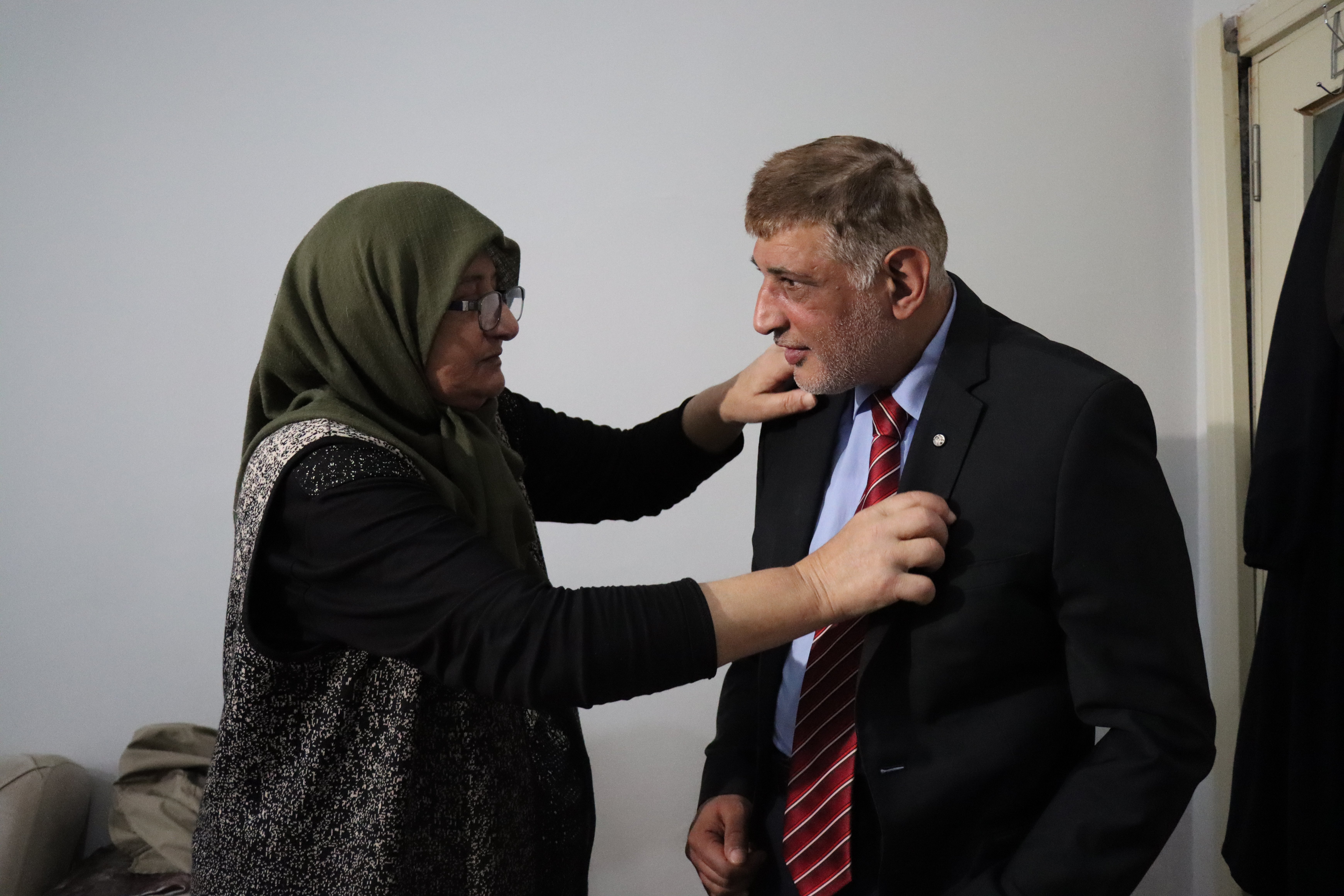 Erzincanlı zihinsel engelli 26 yıldır takım elbise giymeden dışarı çıkmıyor