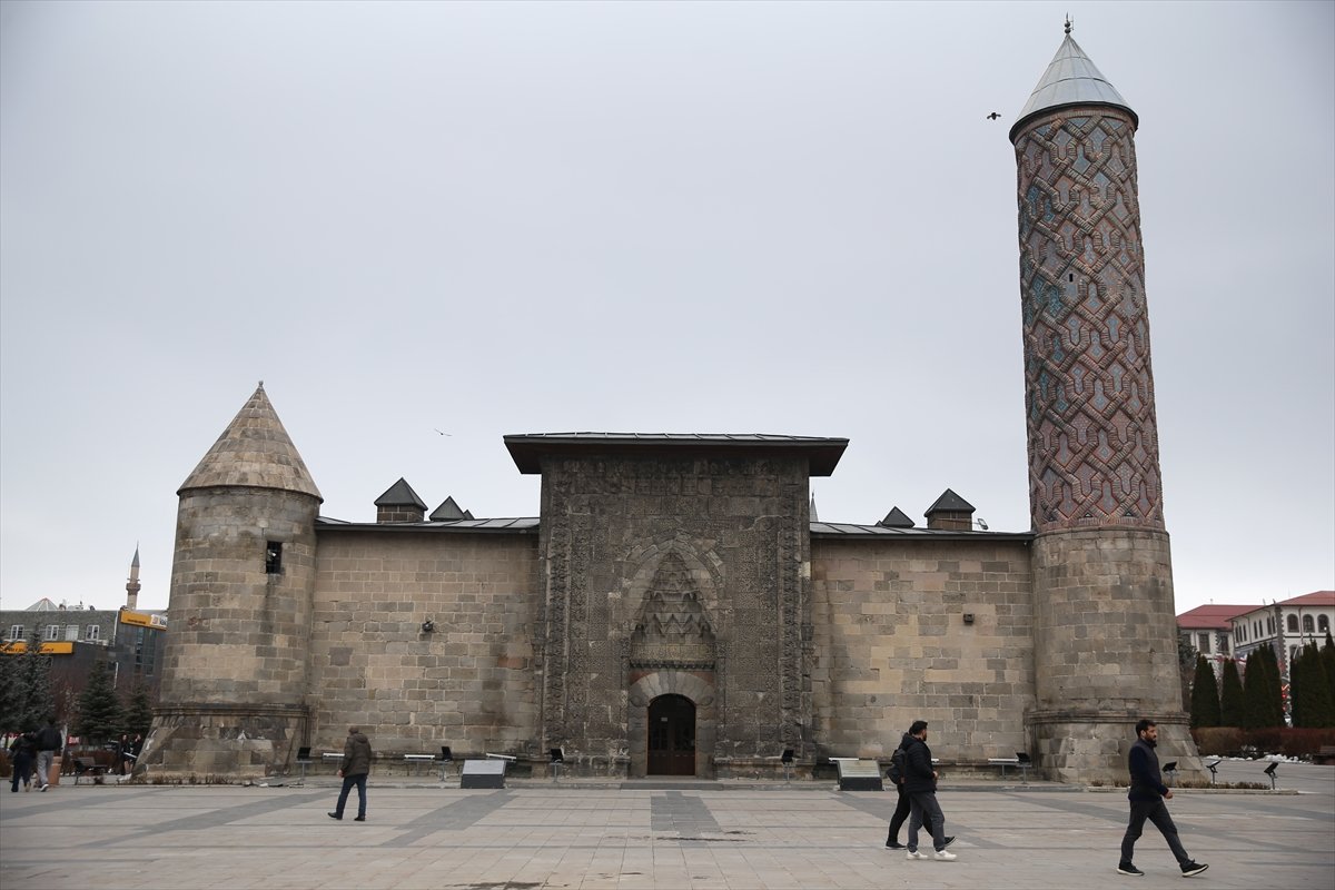 Erzurum'un simgelerini eski ceketlere işleyip tekstilde sürdürülebilirlik mesajı veriyorlar