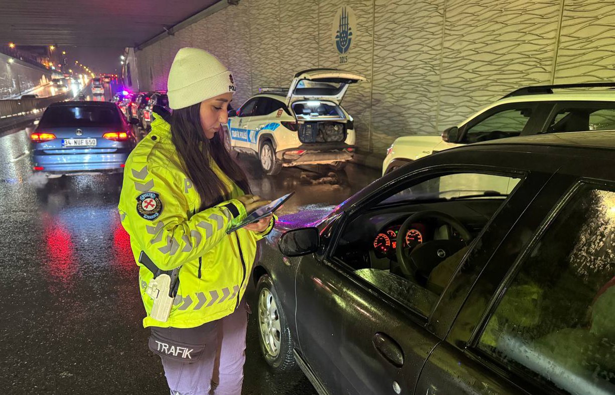 Esenyurt'ta polis ekiplerince asayiş ve trafik uygulaması yapıldı