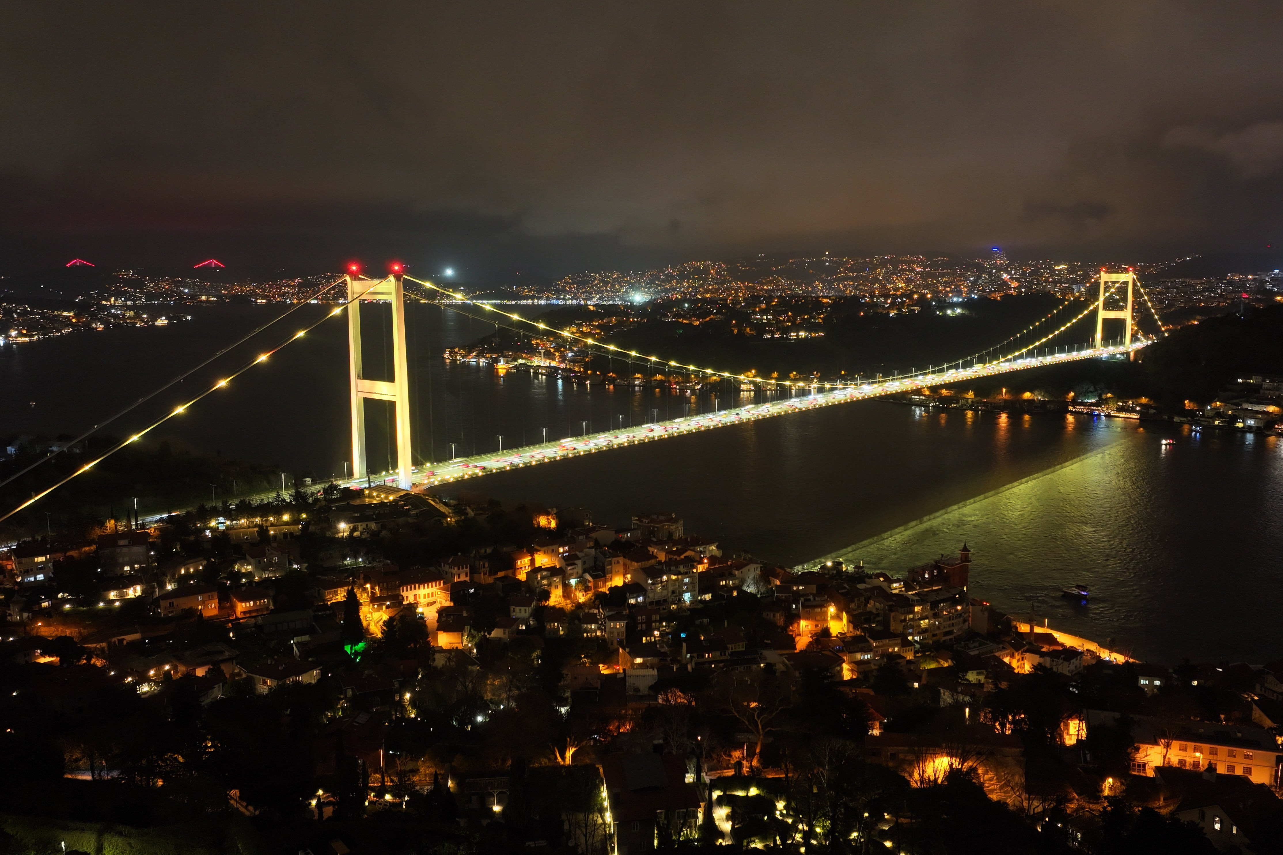 Fatih Sultan Mehmet Köprüsü 'endometriozis' farkındalığı için sarıya büründü