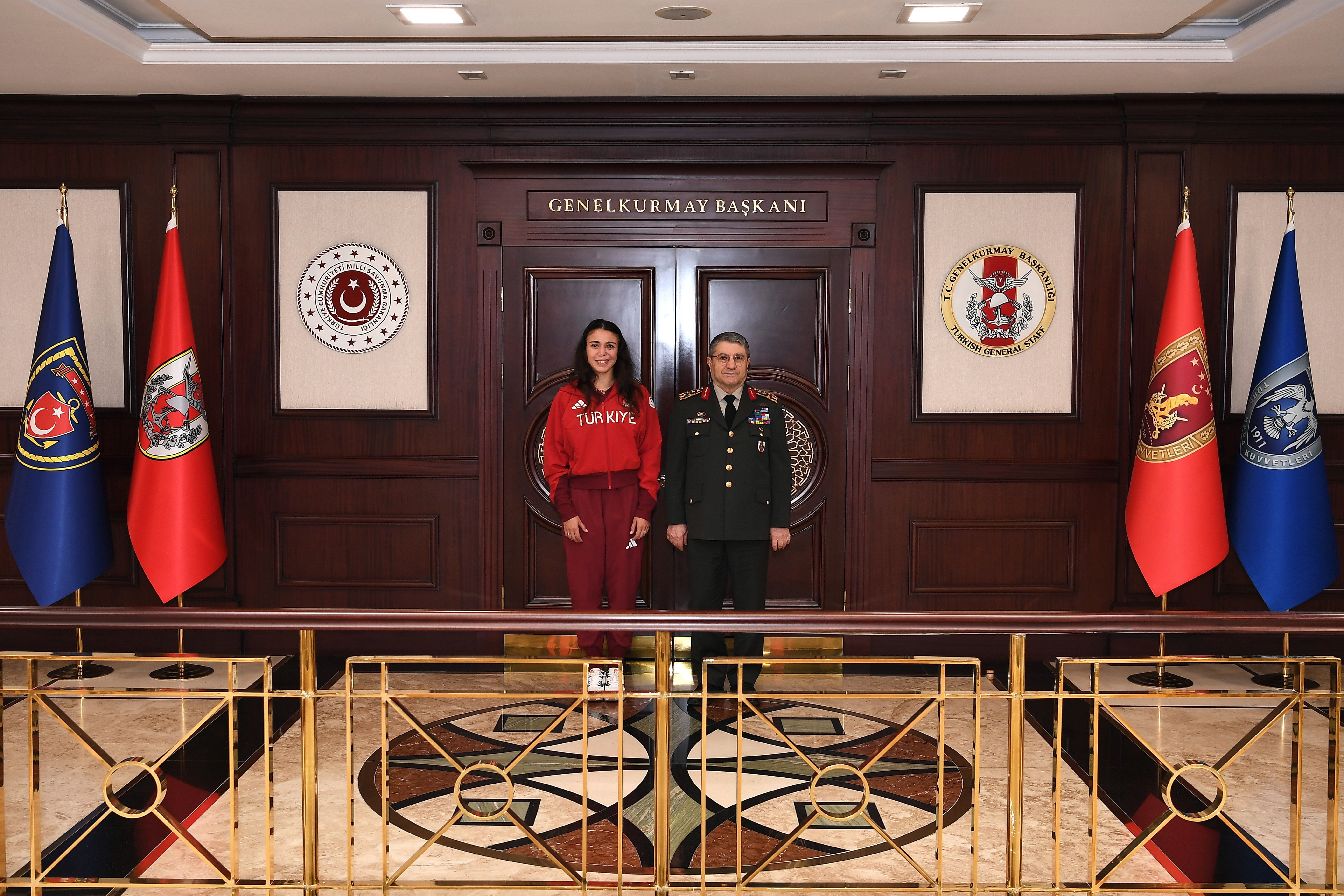 Genelkurmay Başkanı Orgeneral Bayraktaroğlu, 'Yılın Kadın Sporcusu' seçilen Mihrioğlu'nu ağırladı