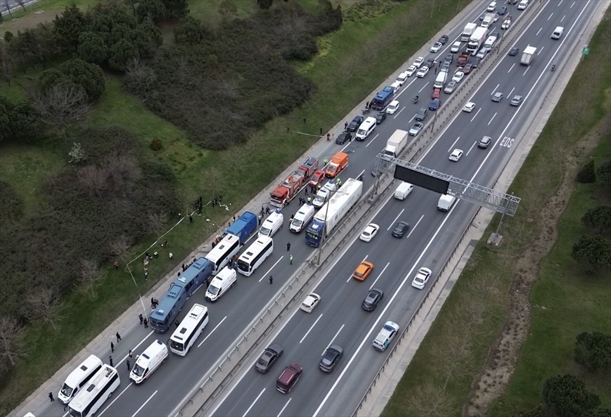 GÜNCELLEME - İstanbul'da 4 cezaevi nakil aracının karıştığı zincirleme kazada 14 kişi yaralandı