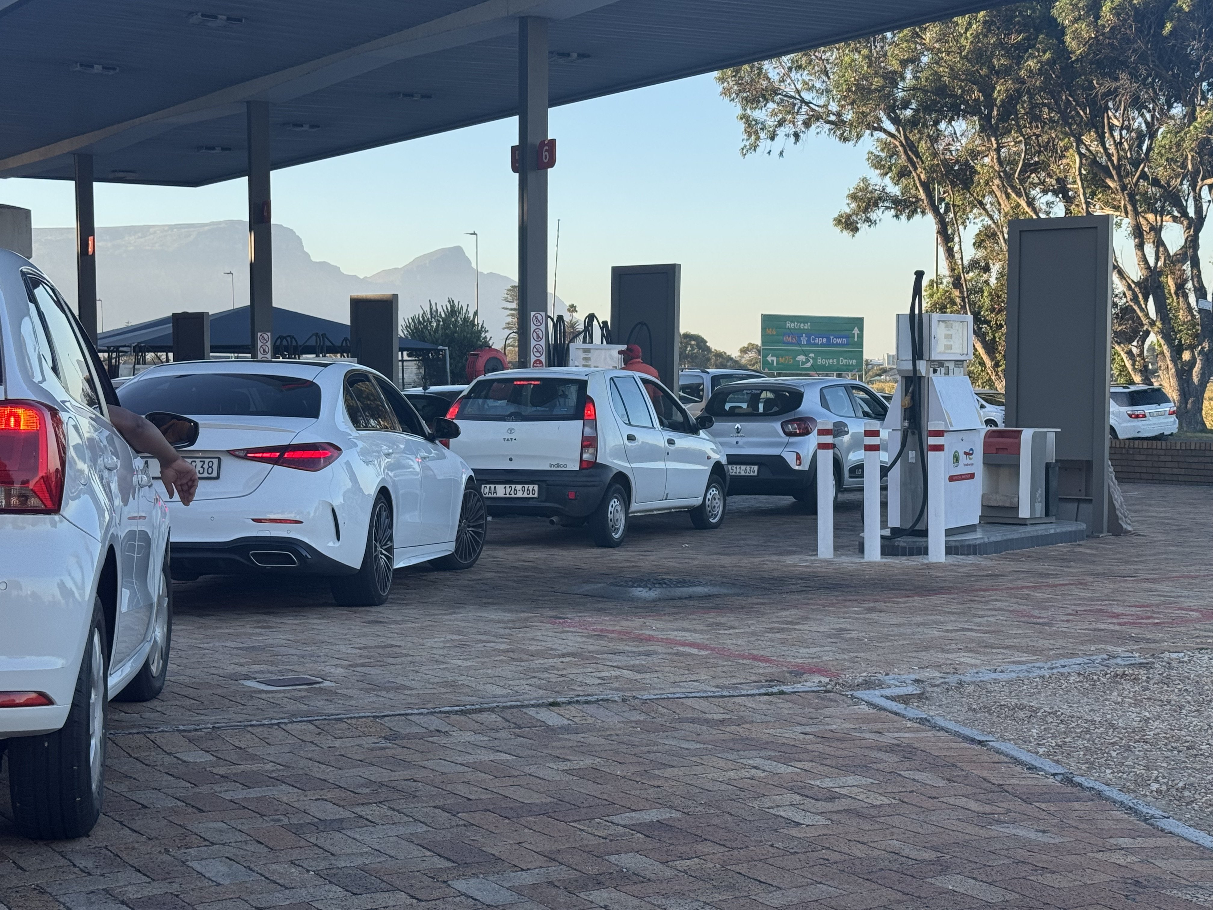 Güney Afrika'da akaryakıt zammı öncesi istasyonlarda uzun kuyruklar oluştu