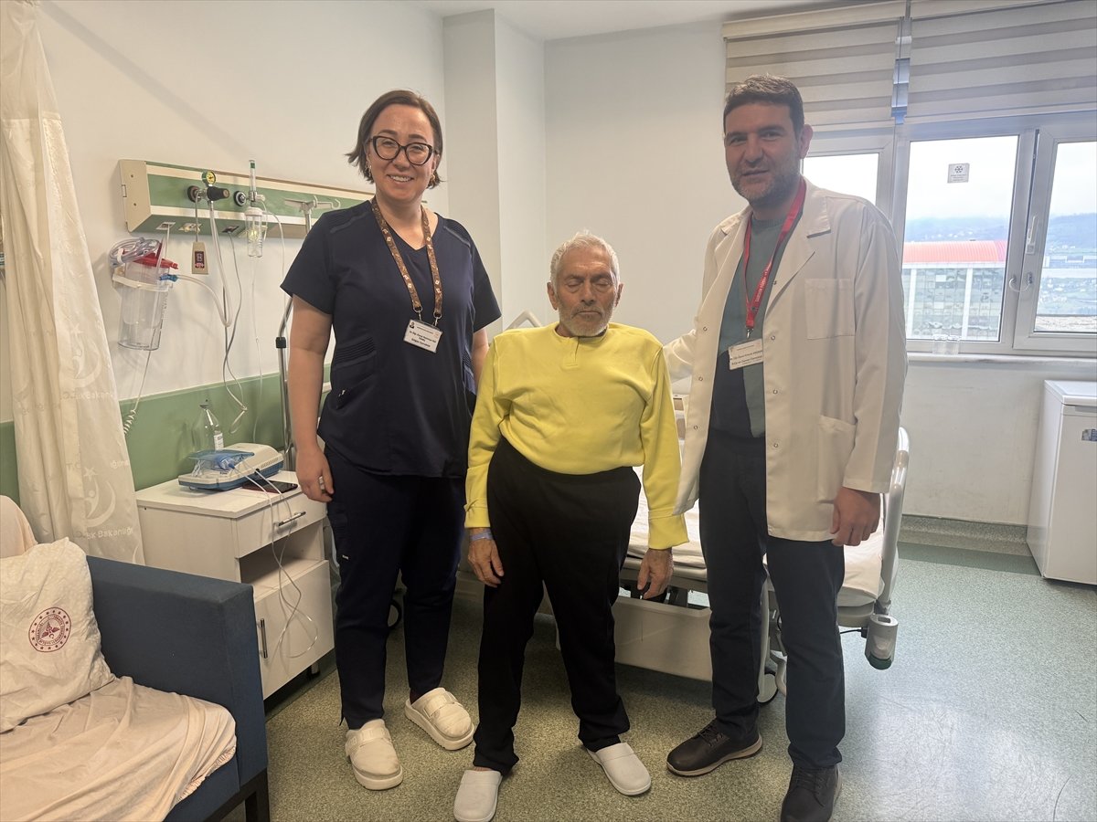 Güvercin göğsü ve skolyozu bulunan hastanın aort damarı kalbi 3 saat durdurularak değiştirildi