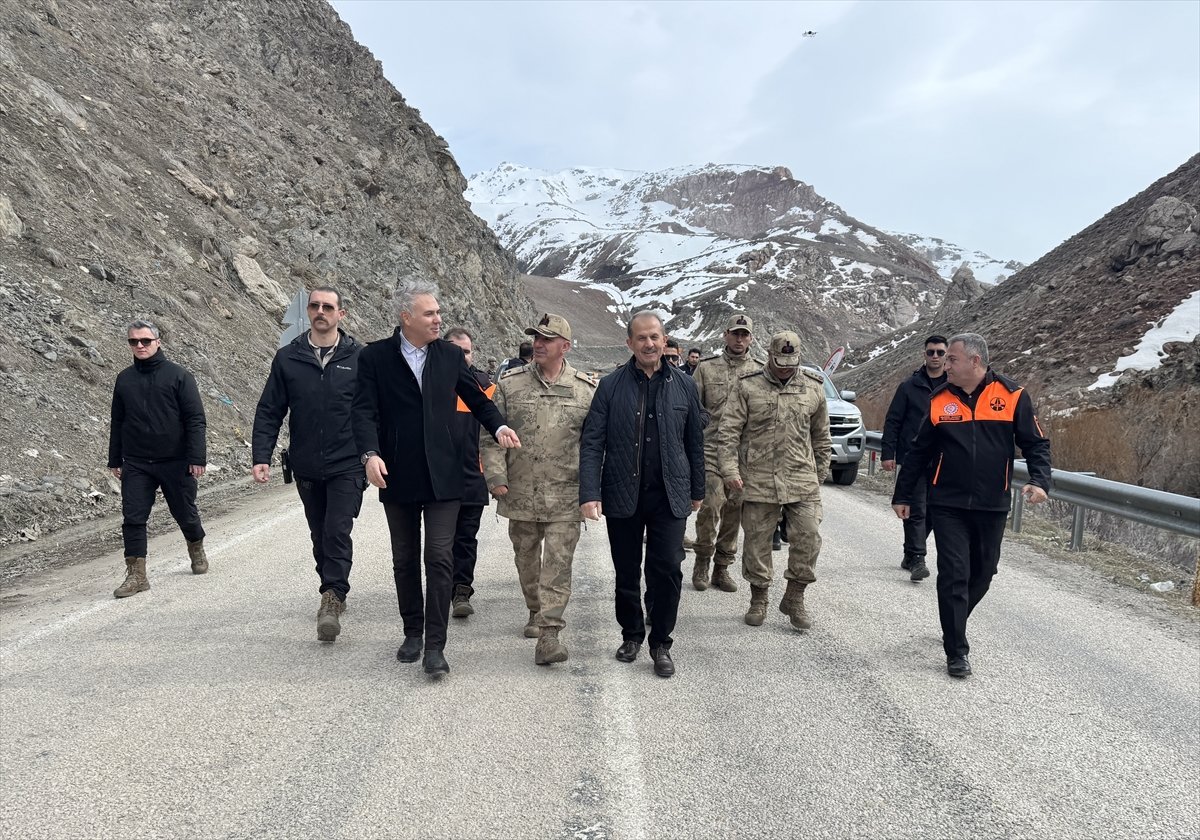 Hakkari Valisi Taşyapan heyelan meydana gelen yolu inceledi