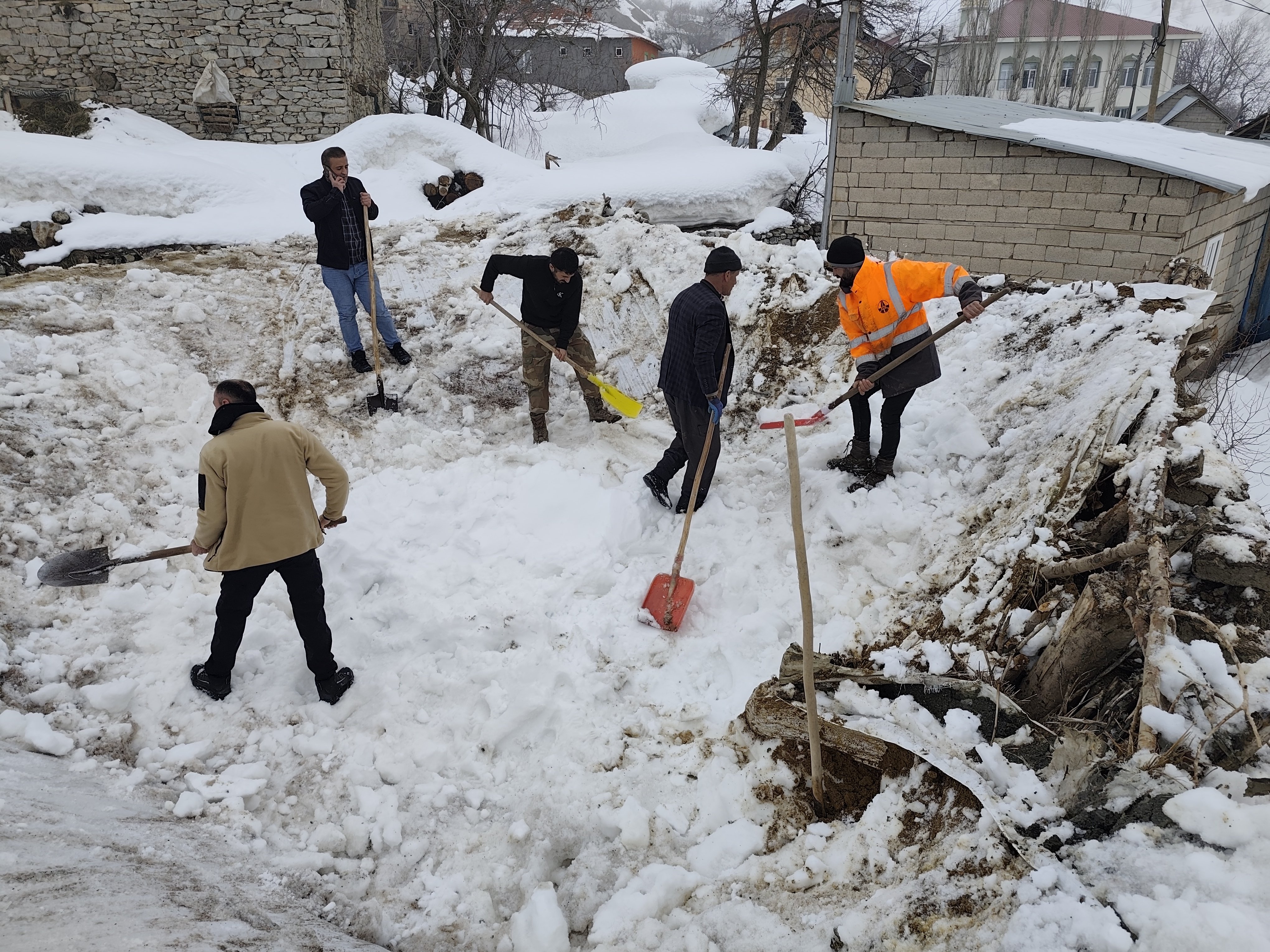 Hakkari'de damı çöken ahırda 5 küçükbaş hayvan telef oldu