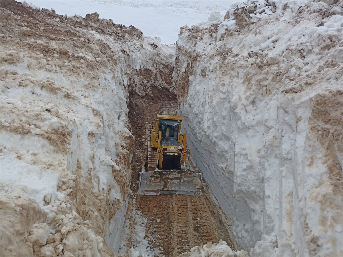 Hakkari'de kar ulaşımı aksattı