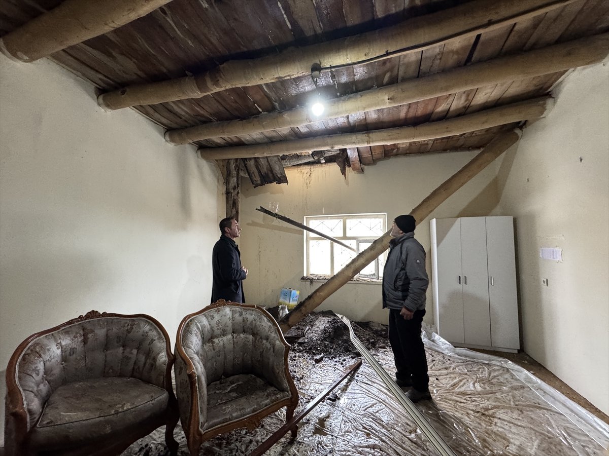 Hakkari'de toprak evin damının bir bölümü çöktü