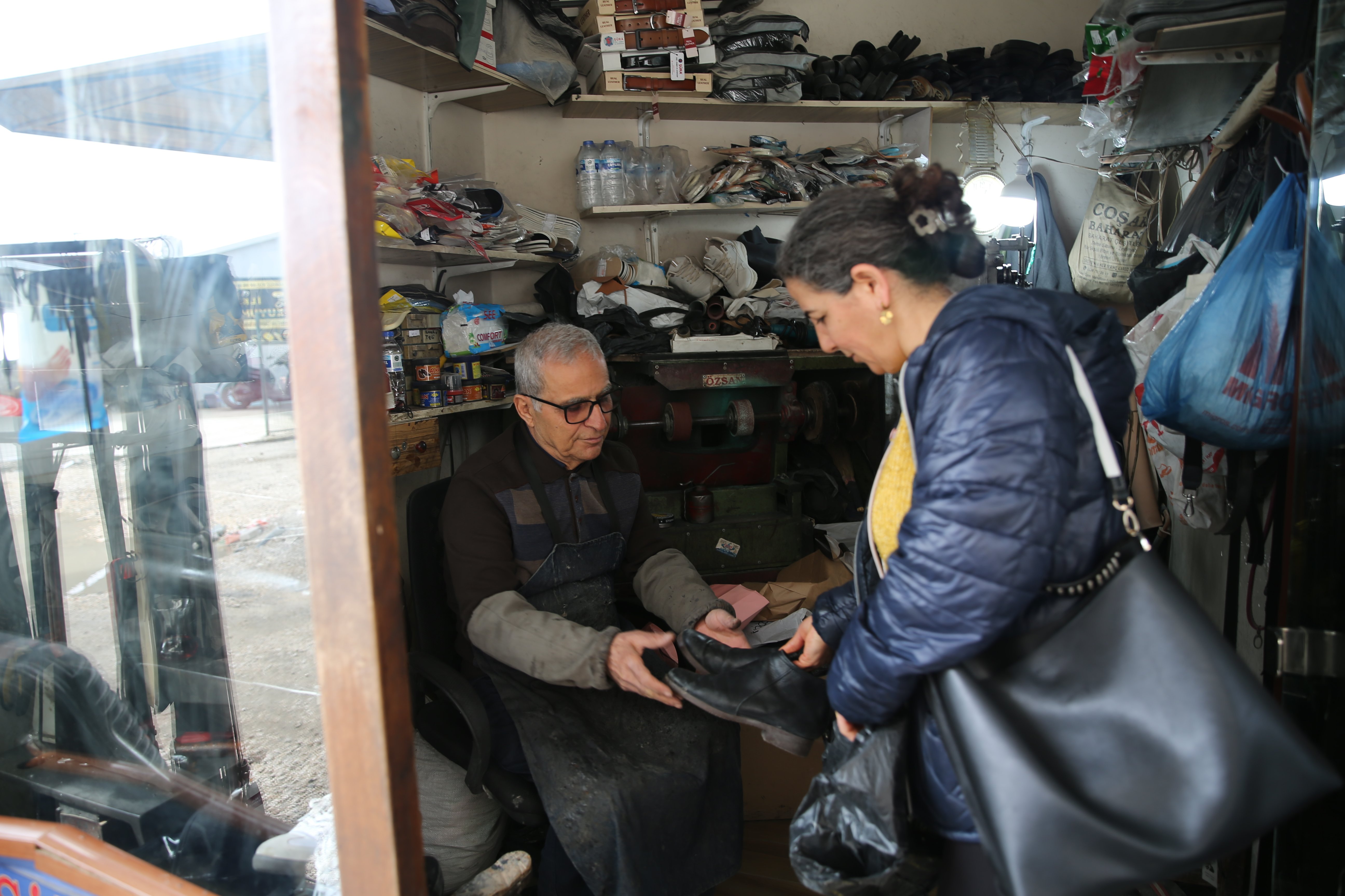 Hataylı usta 44 yıldır aynı dükkanda ayakkabı tamir ediyor