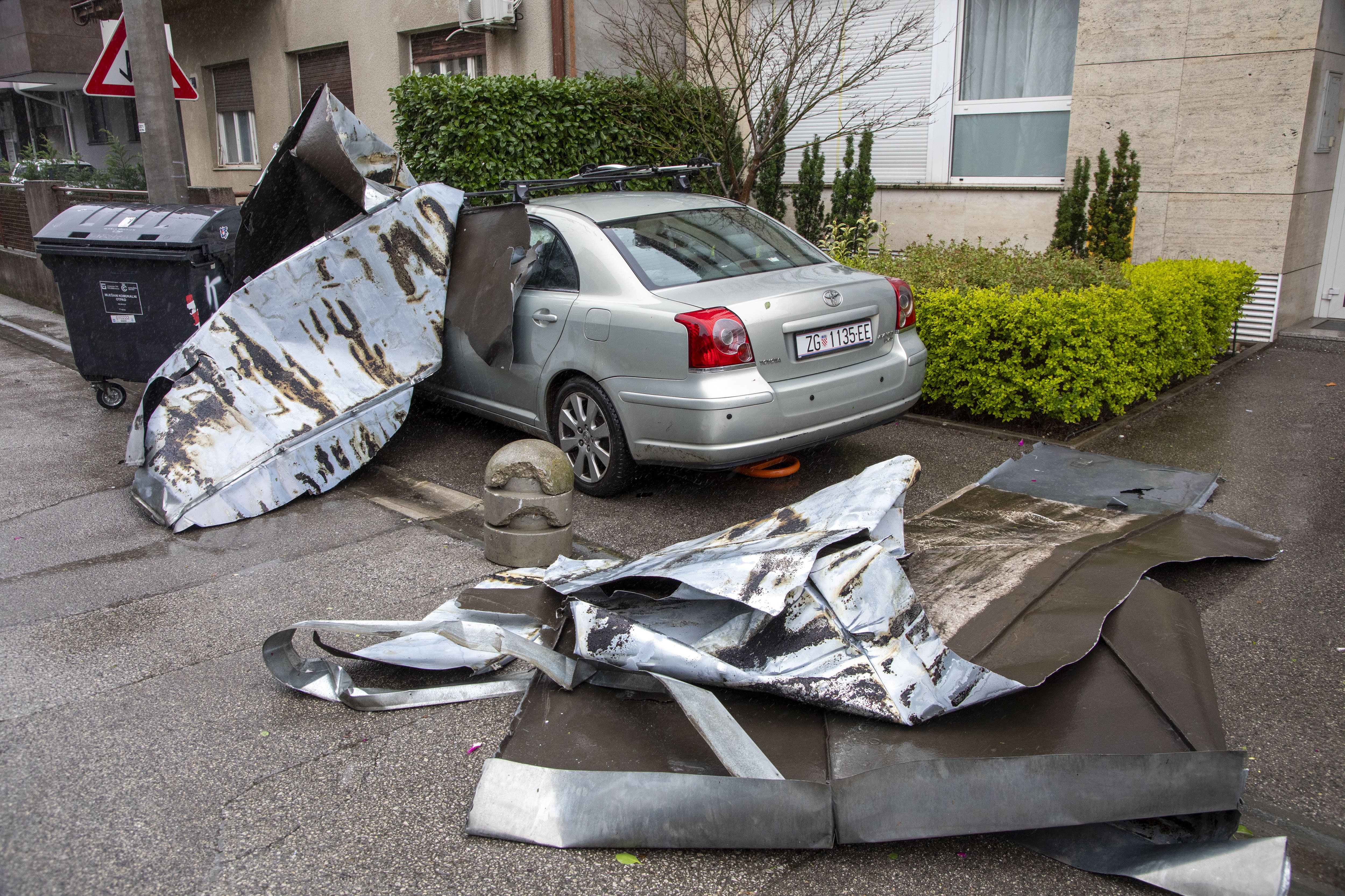 Hırvatistan'ın başkenti Zagreb'de şiddetli fırtına nedeniyle okullar tatil edildi