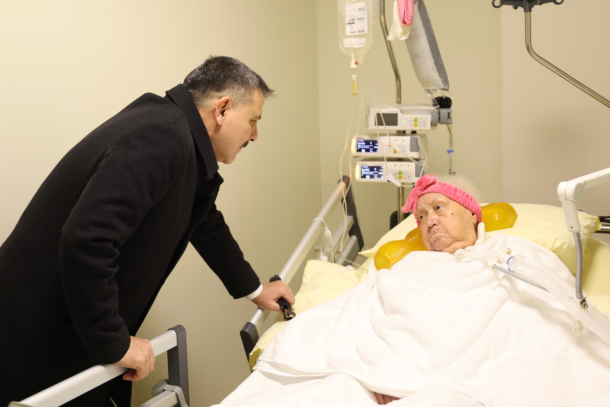 İçişleri Bakanı Çiftçi, ilkokul öğretmenini hastanede ziyaret etti