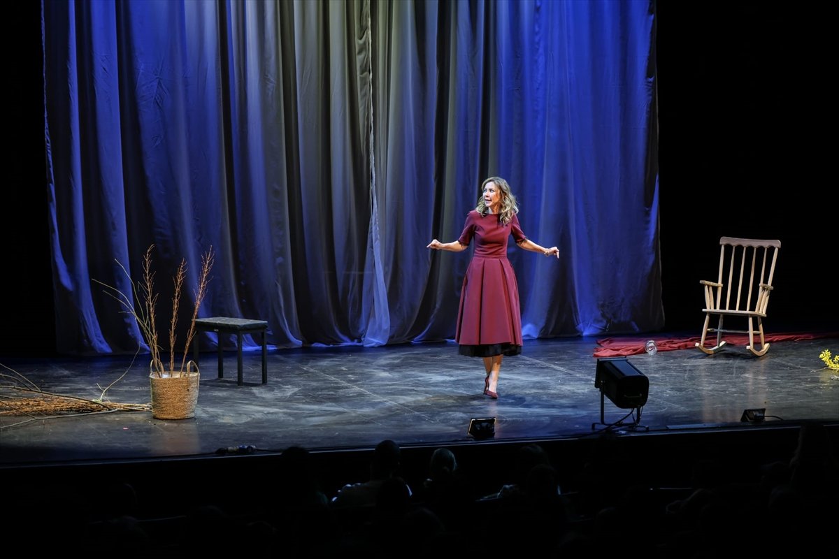 İnci Türkay'ın 'Liste' oyununun İstanbul prömiyeri gerçekleştirildi